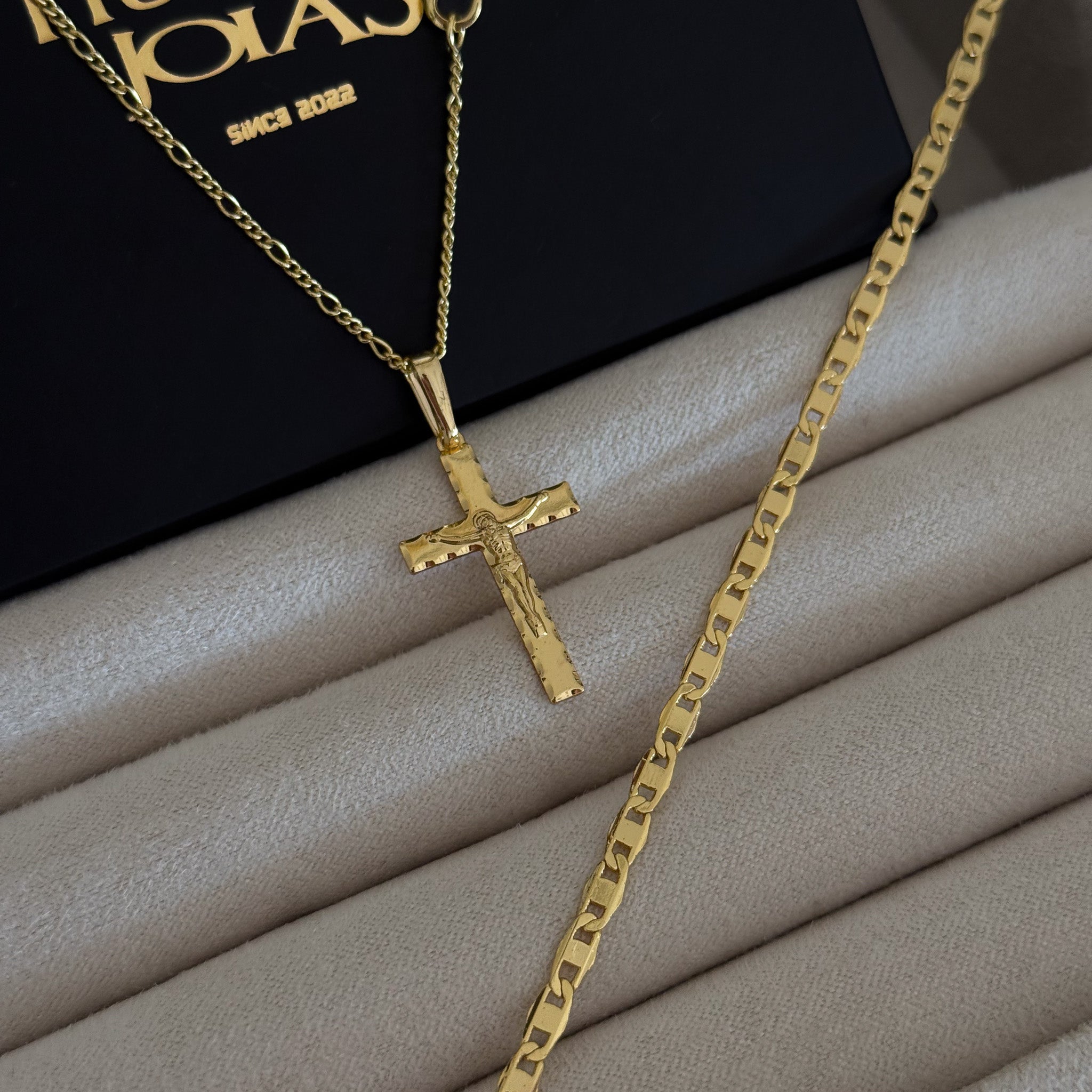 Colar Crucifixo Jesus Na Cruz 3D - Corrente 3 Por 1 Fígaro e Pulseira Piastrine Banhado A Ouro 18k