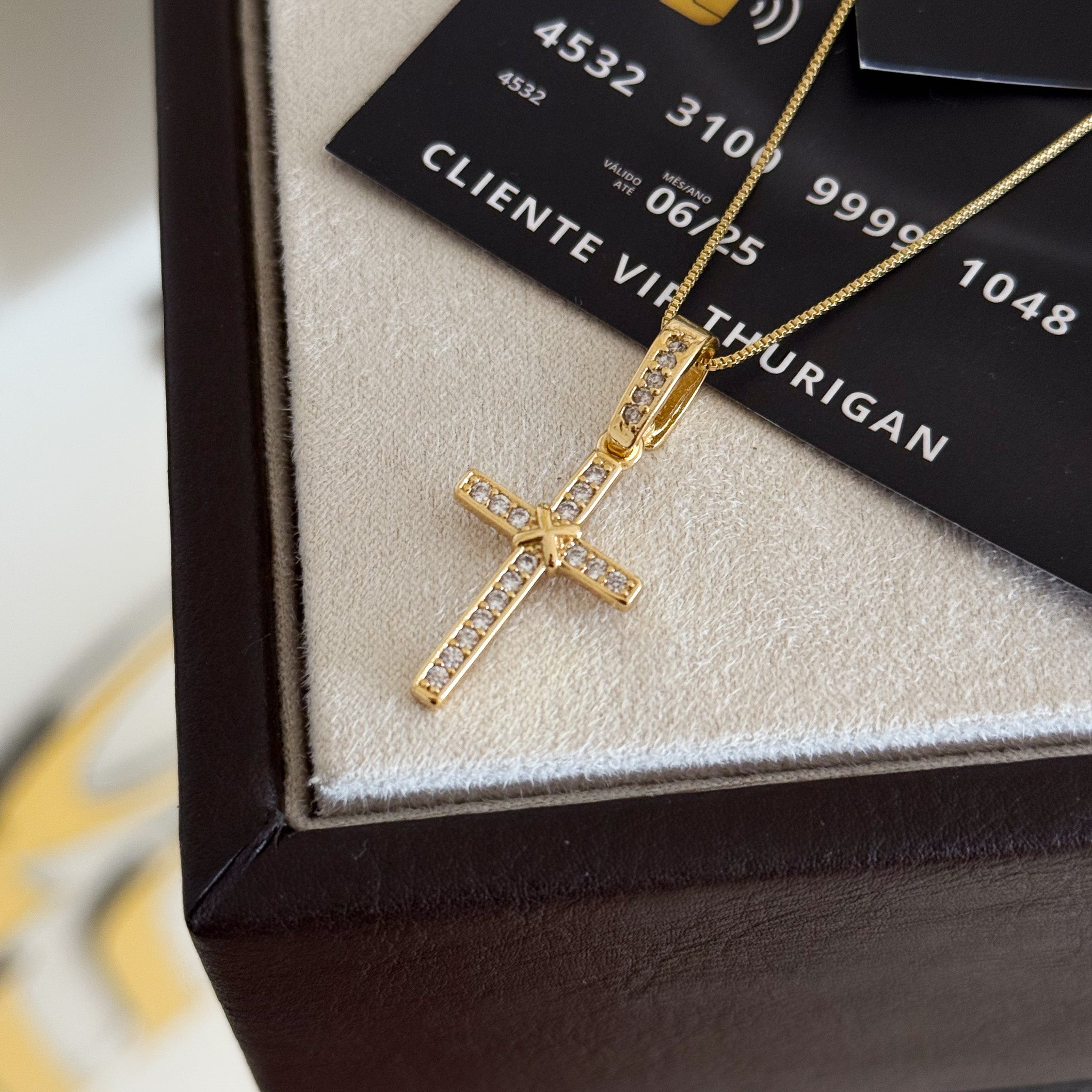 Pingente Crucifixo Amarrado Cravejado 2,5x1,5cm Banhado a Ouro 18k