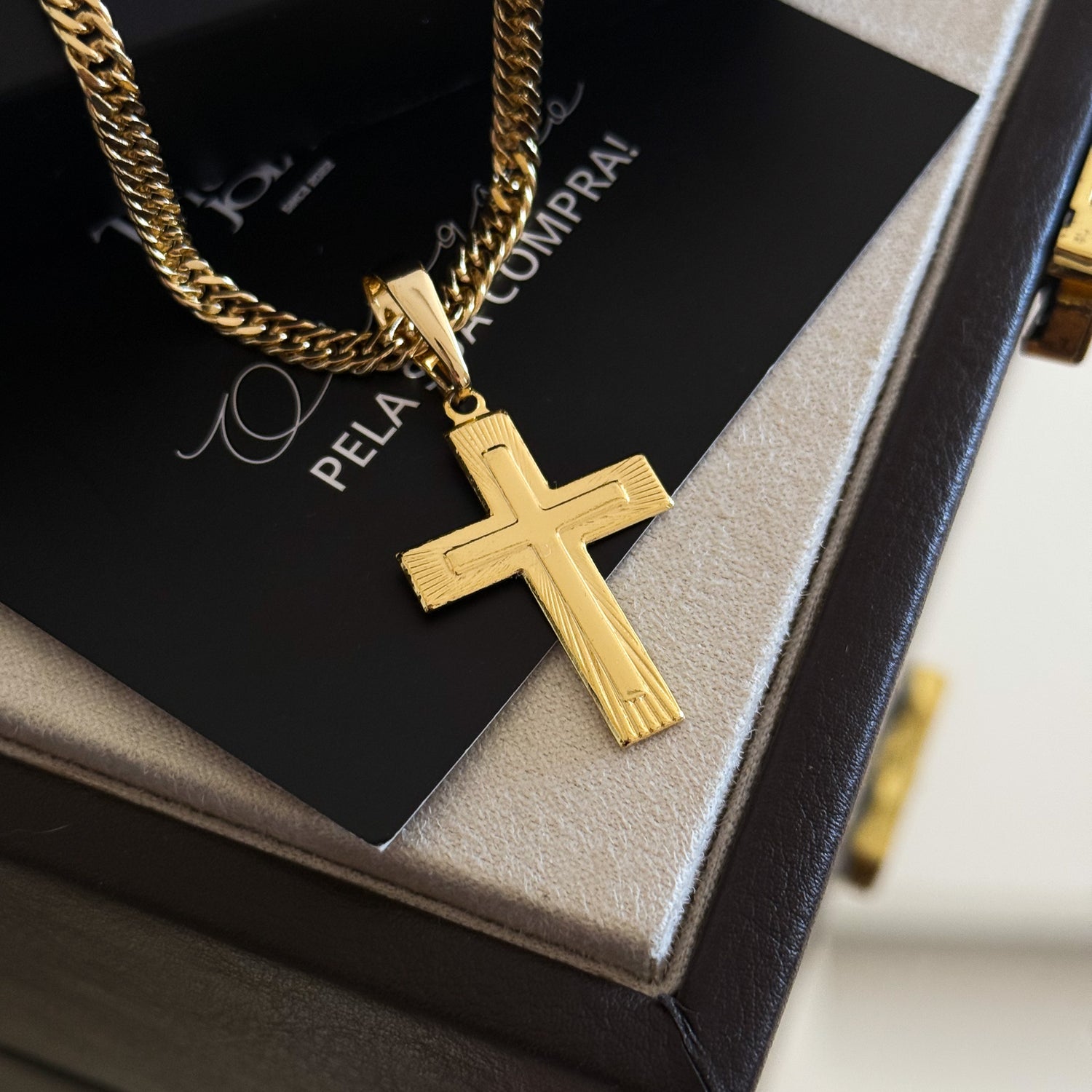 Colar Crucifixo Em Alto Relevo - Corrente Lacraia Banhado A Ouro 18k