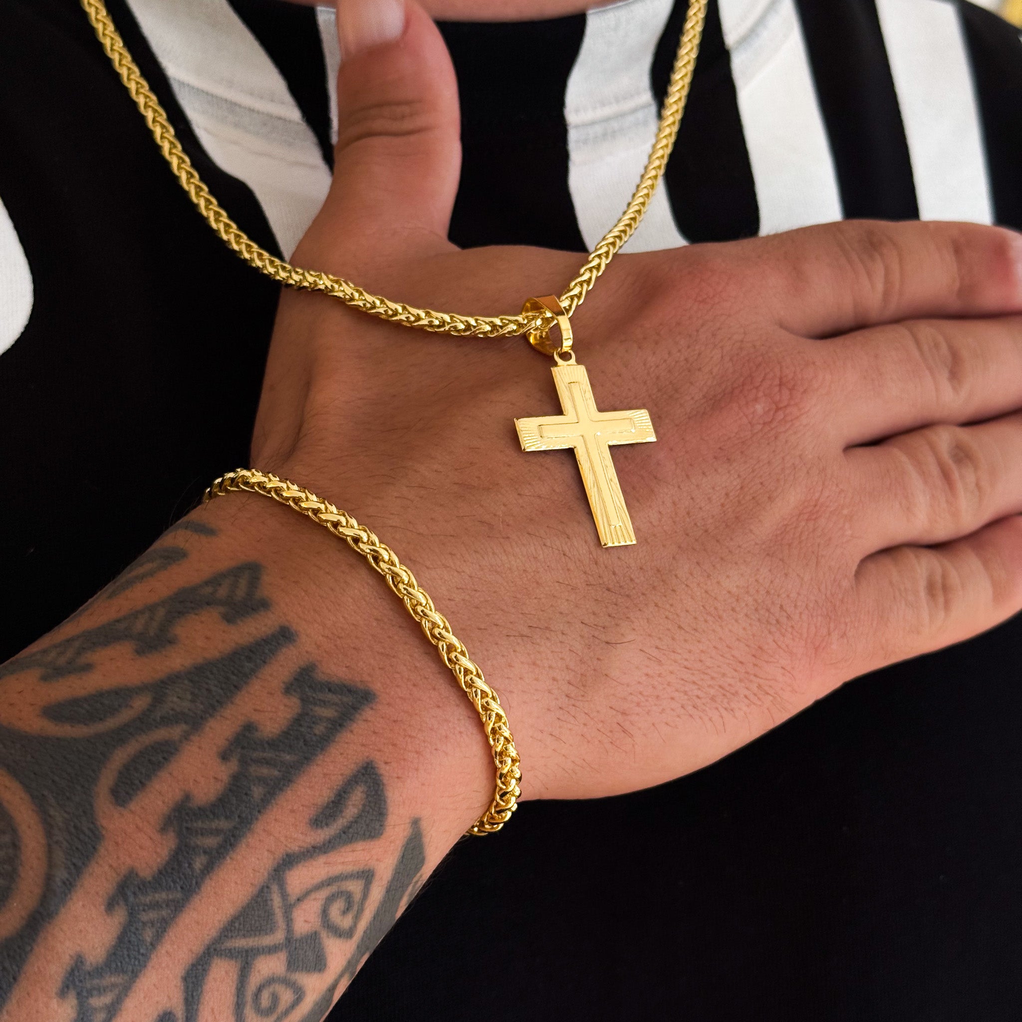Colar Crucifixo Em Alto Relevo - Corrente e Pulseira Palmeira Banhado A Ouro 18k
