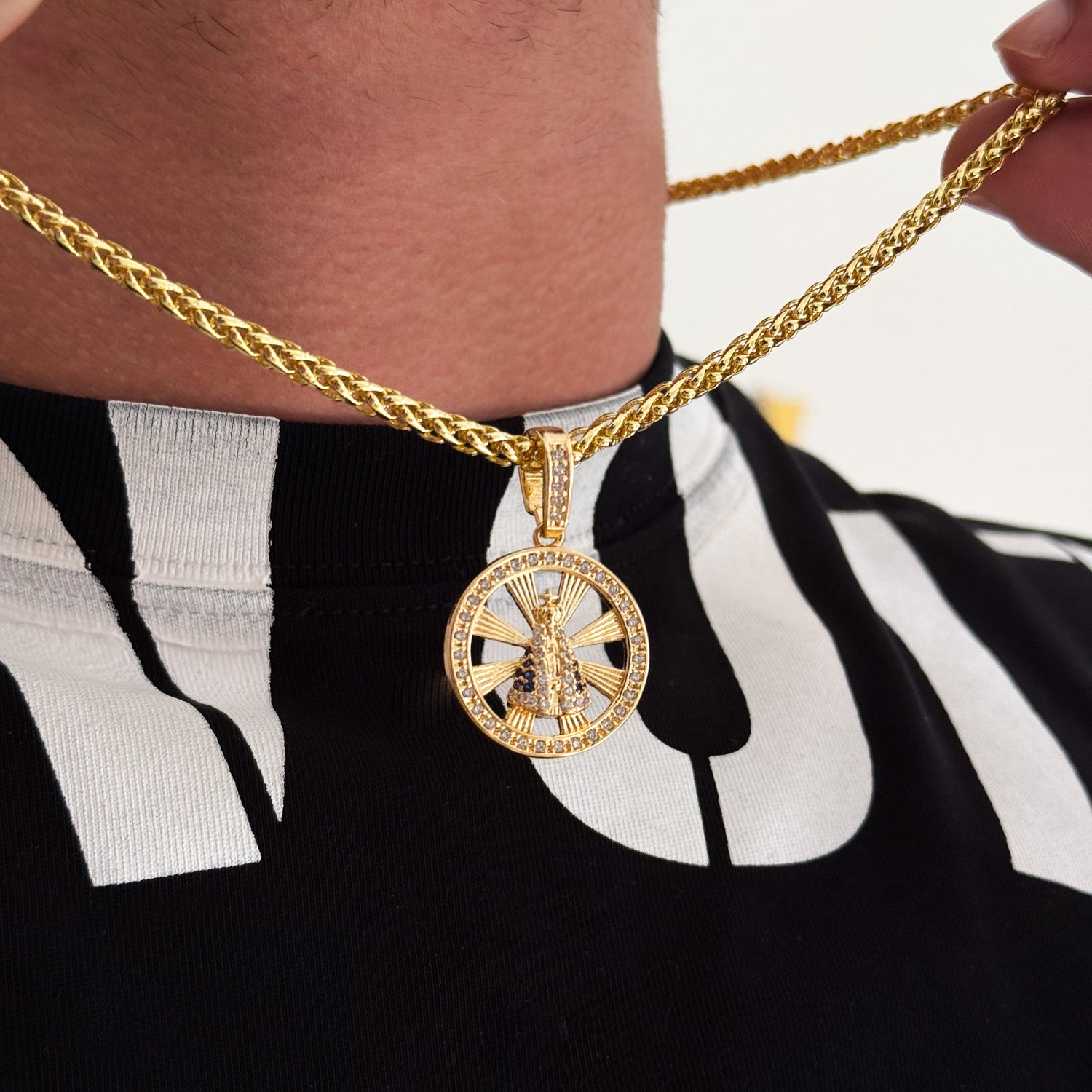 Colar Medalha N. Sra. Aparecida Vazado Cravejado P - Corrente e Pulseira Palmeira Banhado A Ouro 18k