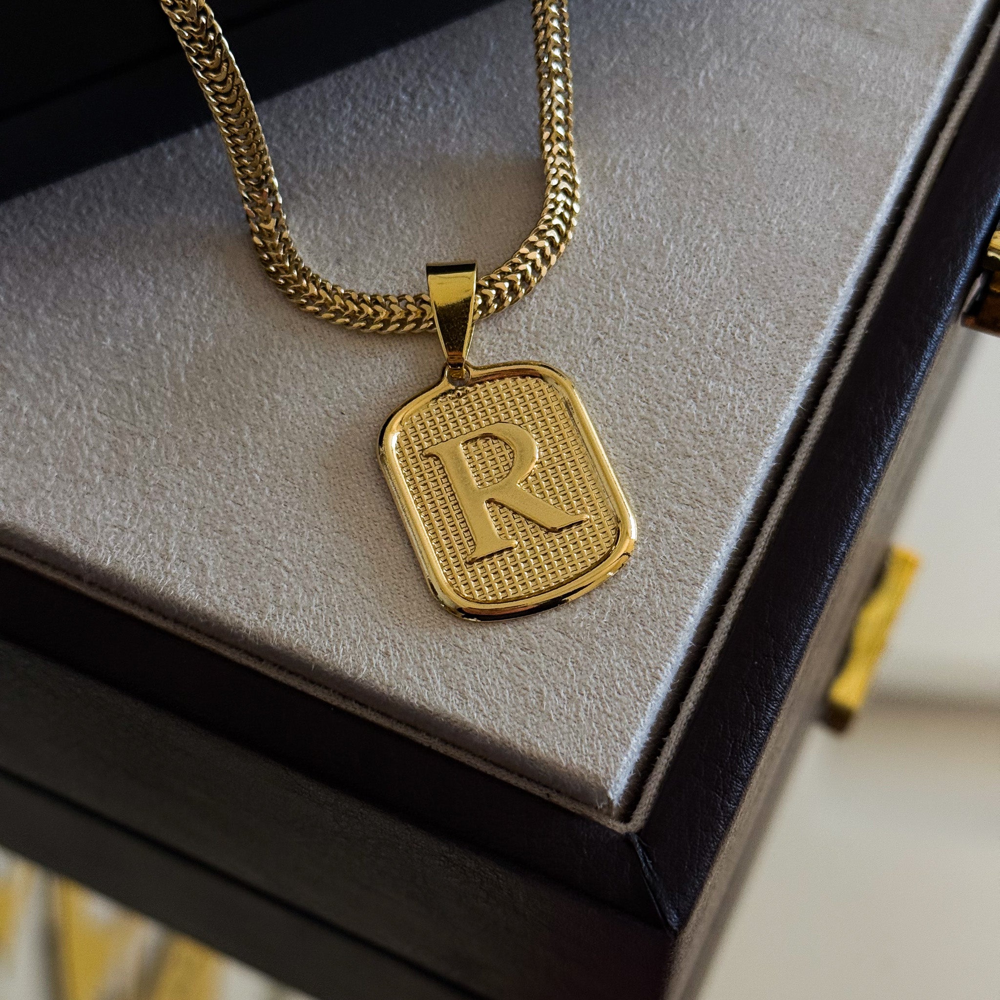 Colar Plaquinha De Letra - Corrente Grumet Dupla Banhado A Ouro 18k