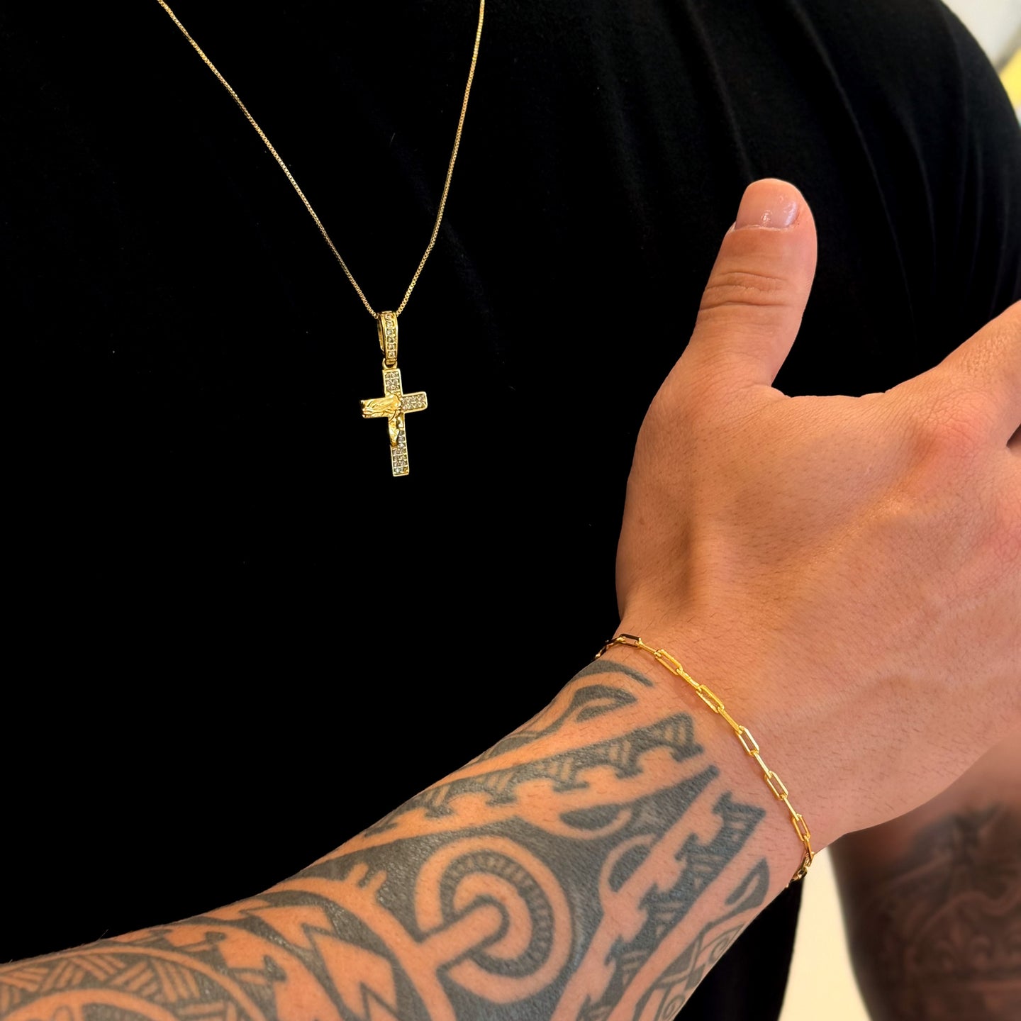 Colar Crucifixo Face De Cristo Cravejado - Corrente Veneziana e Pulseira Cadeado Alongado Banhado A Ouro 18k