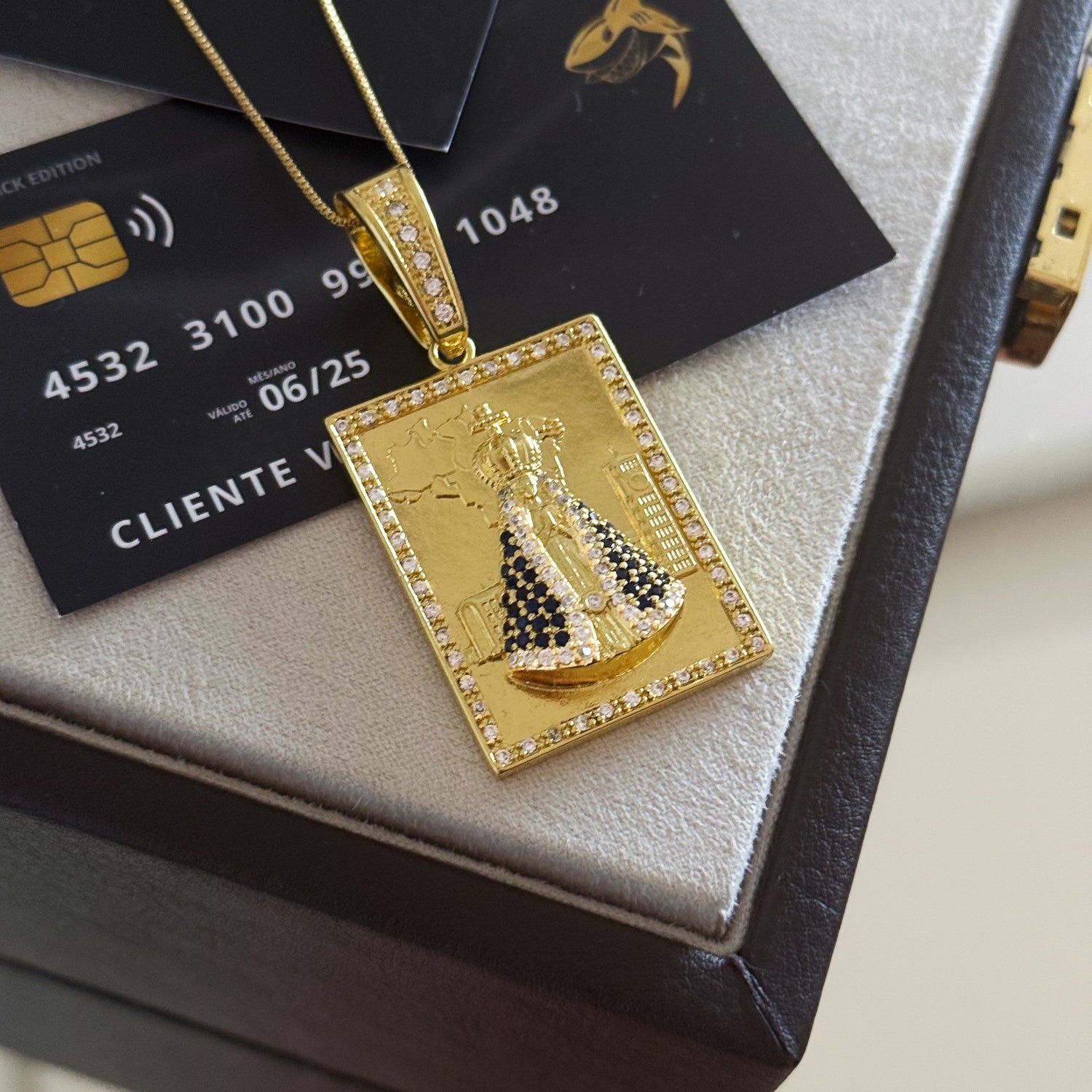 Pingente Plaquinha N. Sra. Aparecida Santuário Cravejado M 4x3cm Banhado A Ouro 18k