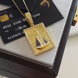 Pingente Plaquinha N. Sra. Aparecida Santuário Cravejado M 4x3cm Banhado A Ouro 18k