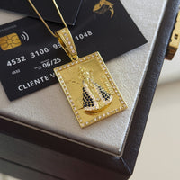 Pingente Plaquinha N. Sra. Aparecida Santuário Cravejado M 4x3cm Banhado A Ouro 18k