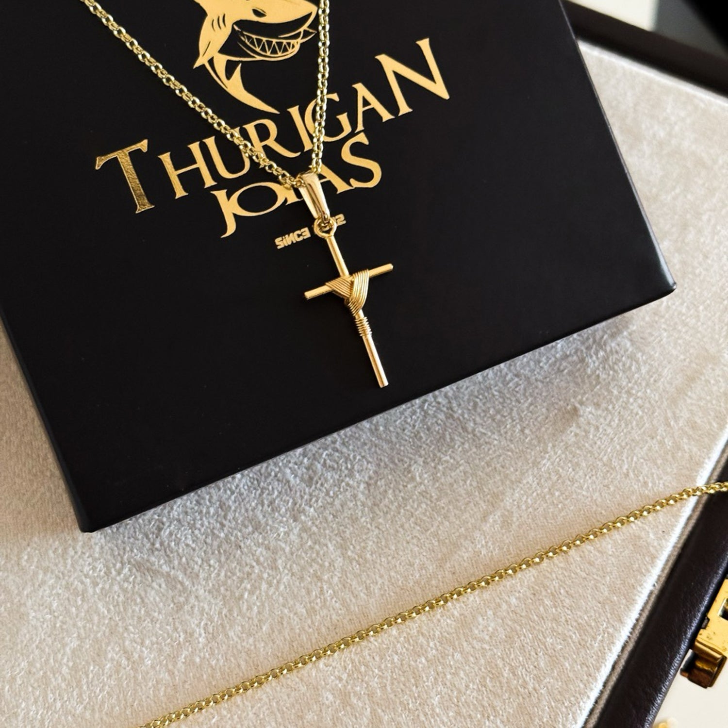 Colar Crucifixo Palito P - Corrente e Pulseira Elo Português Banhado A Ouro 18k