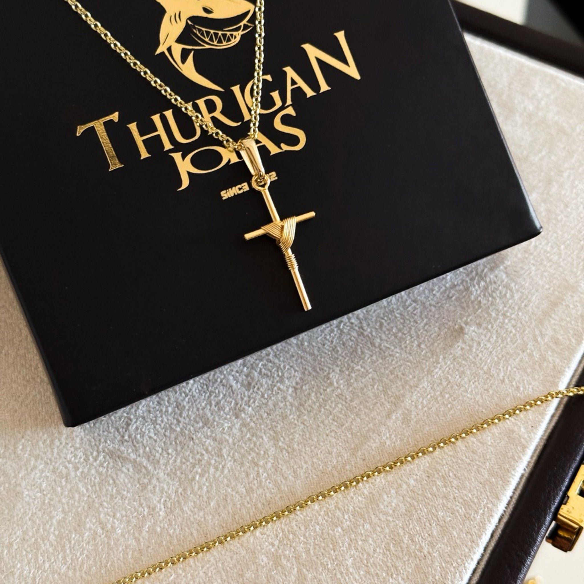 Colar Crucifixo Palito P - Corrente e Pulseira Elo Português Banhado A Ouro 18k