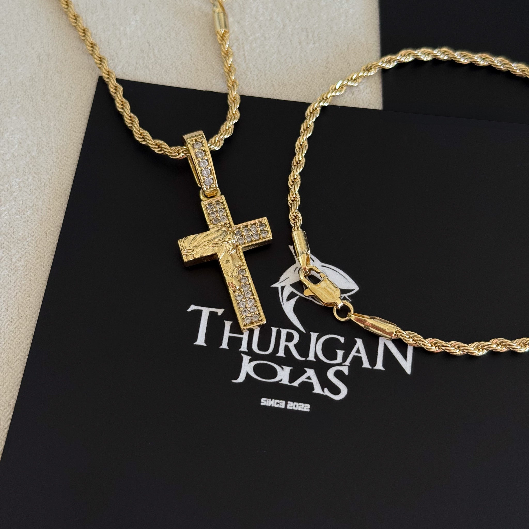 Colar Crucifixo Face De Cristo Cravejado P - Corrente e Pulseira Baiana Banhado A Ouro 18k