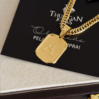 Colar Plaquinha De Letra - Corrente Lacraia Banhado A Ouro 18k