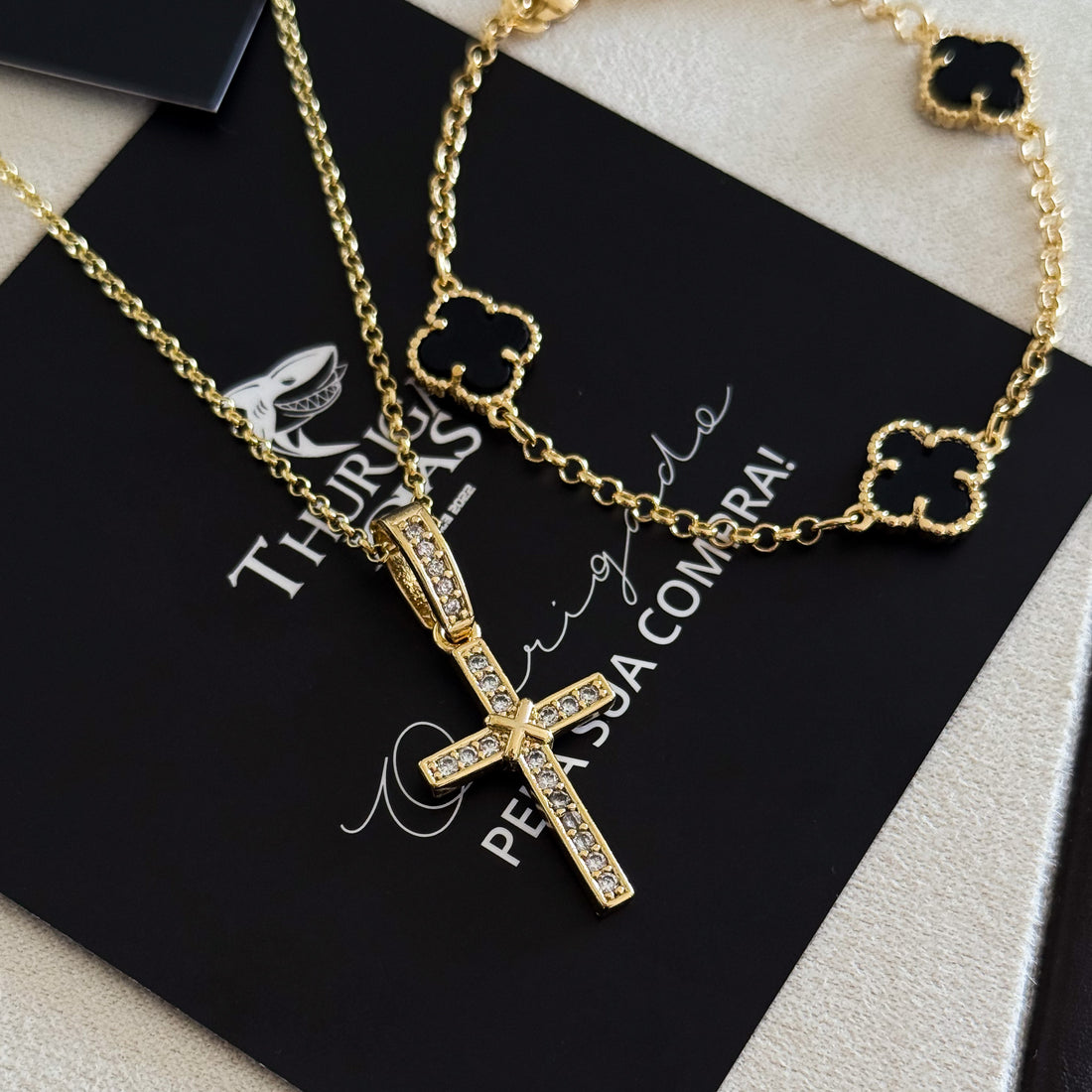 Colar Crucifixo Amarrado - Corrente Elo Português e Pulseira Elo Português Trevo Ônix Banhado A Ouro 18k