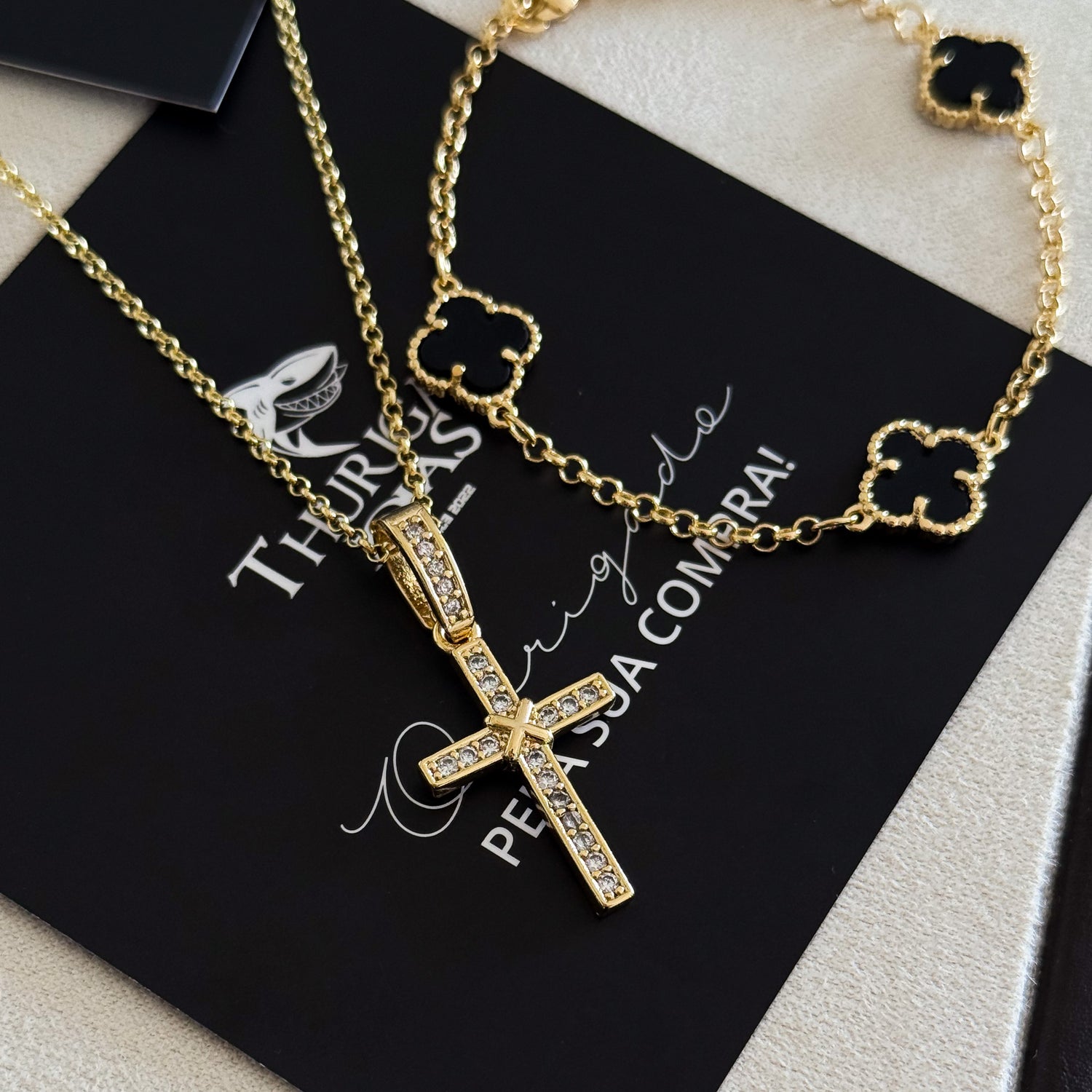 Colar Crucifixo Amarrado - Corrente Elo Português e Pulseira Elo Português Trevo Ônix Banhado A Ouro 18k