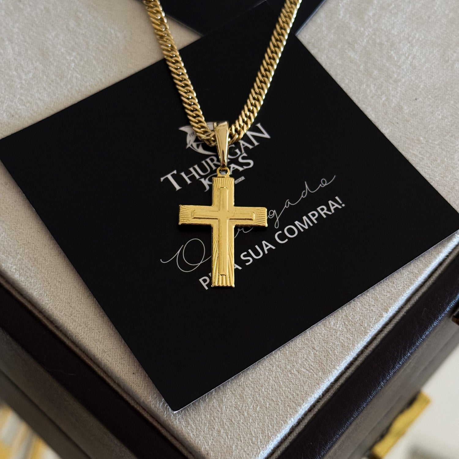 Colar Crucifixo Em Alto Relevo - Corrente Lacraia Banhado A Ouro 18k