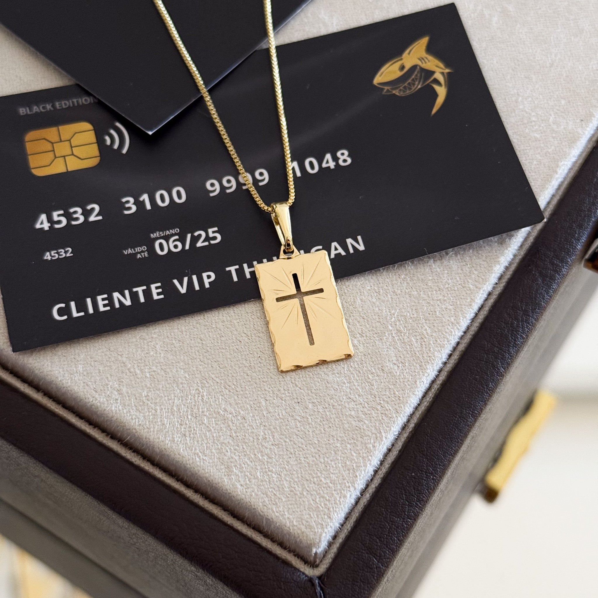 Pingente Plaquinha Crucifixo Vazado 2,0x1,7cm Banhado A Ouro 18k