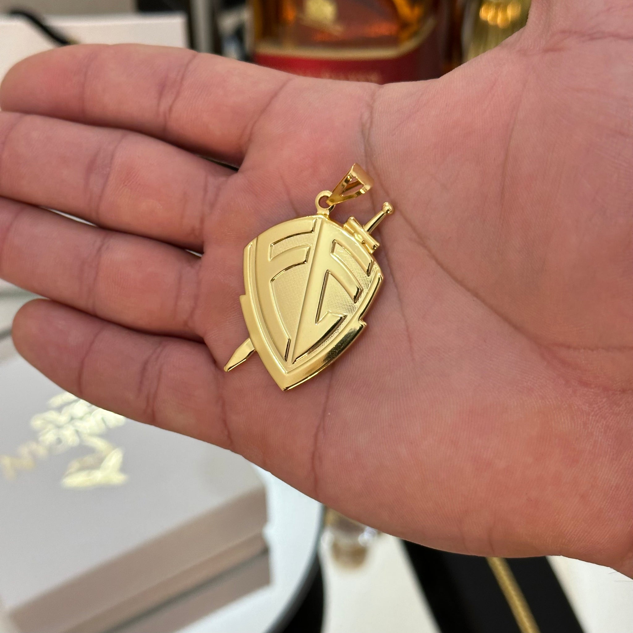 Pingente Escudo De Fé 4x3cm Banhado A Ouro 18k
