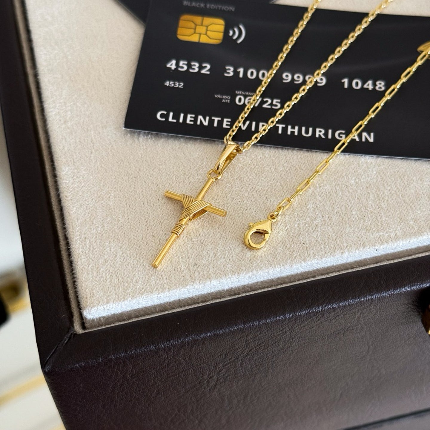 Colar Crucifixo Palito P - Corrente Cadeado e Pulseira Cadeado Alongado Banhado A Ouro 18k