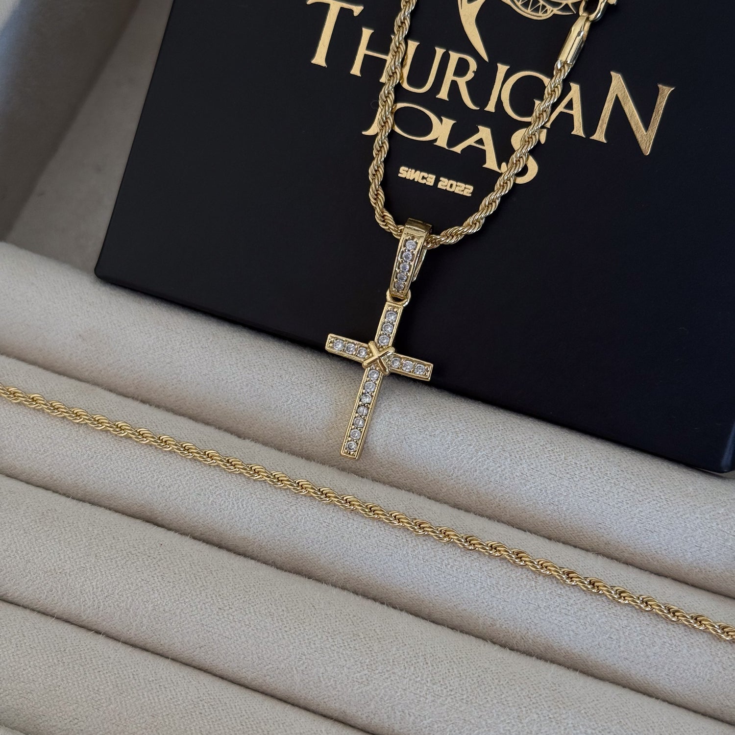 Colar Crucifixo Amarrado Cravejado - Corrente e Pulseira Baiana Banhado A Ouro 18k