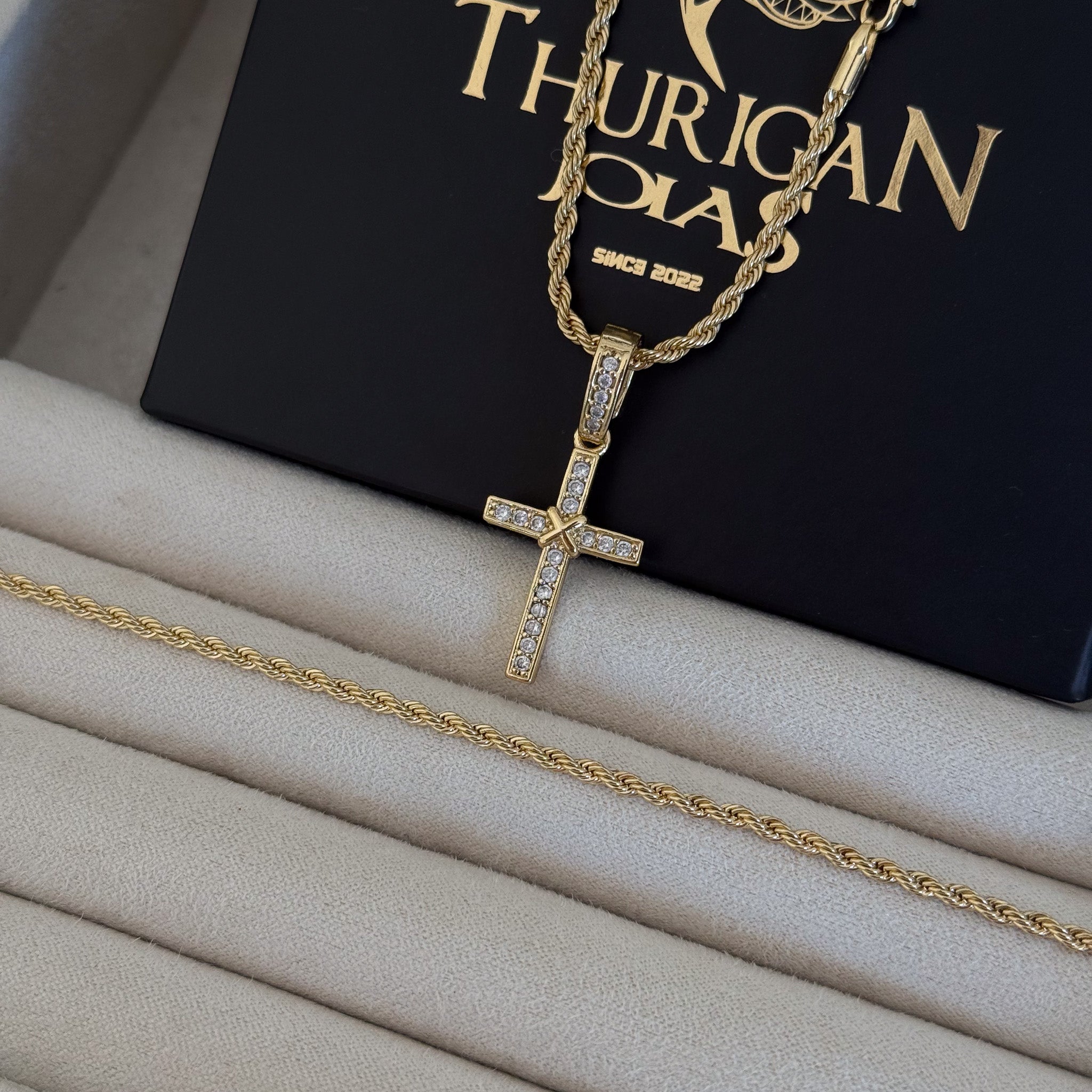 Colar Crucifixo Amarrado Cravejado - Corrente e Pulseira Baiana Banhado A Ouro 18k