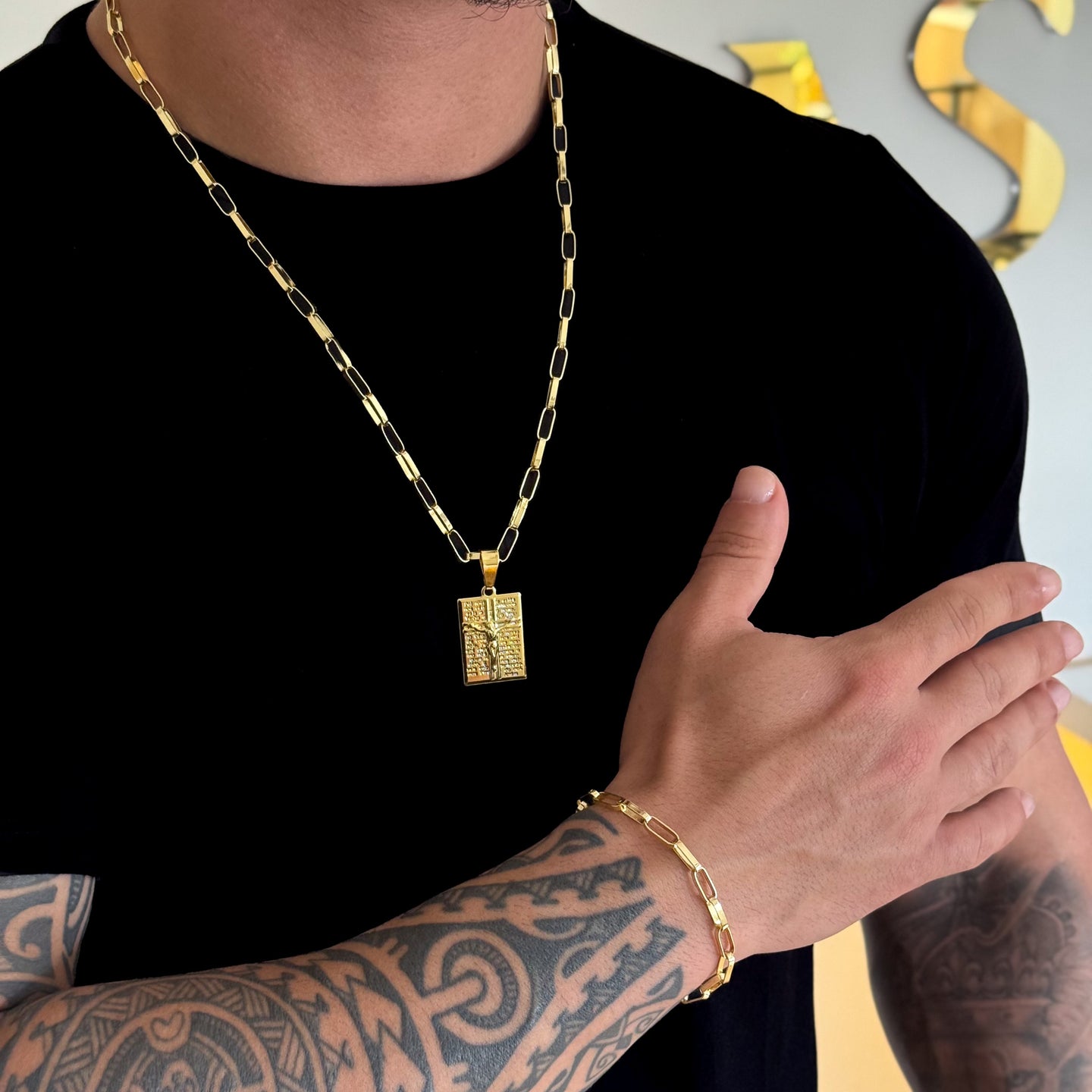 Colar Plaquinha Jesus Crucificado - Corrente e Pulseira Elo Alongado Banhado A Ouro 18k