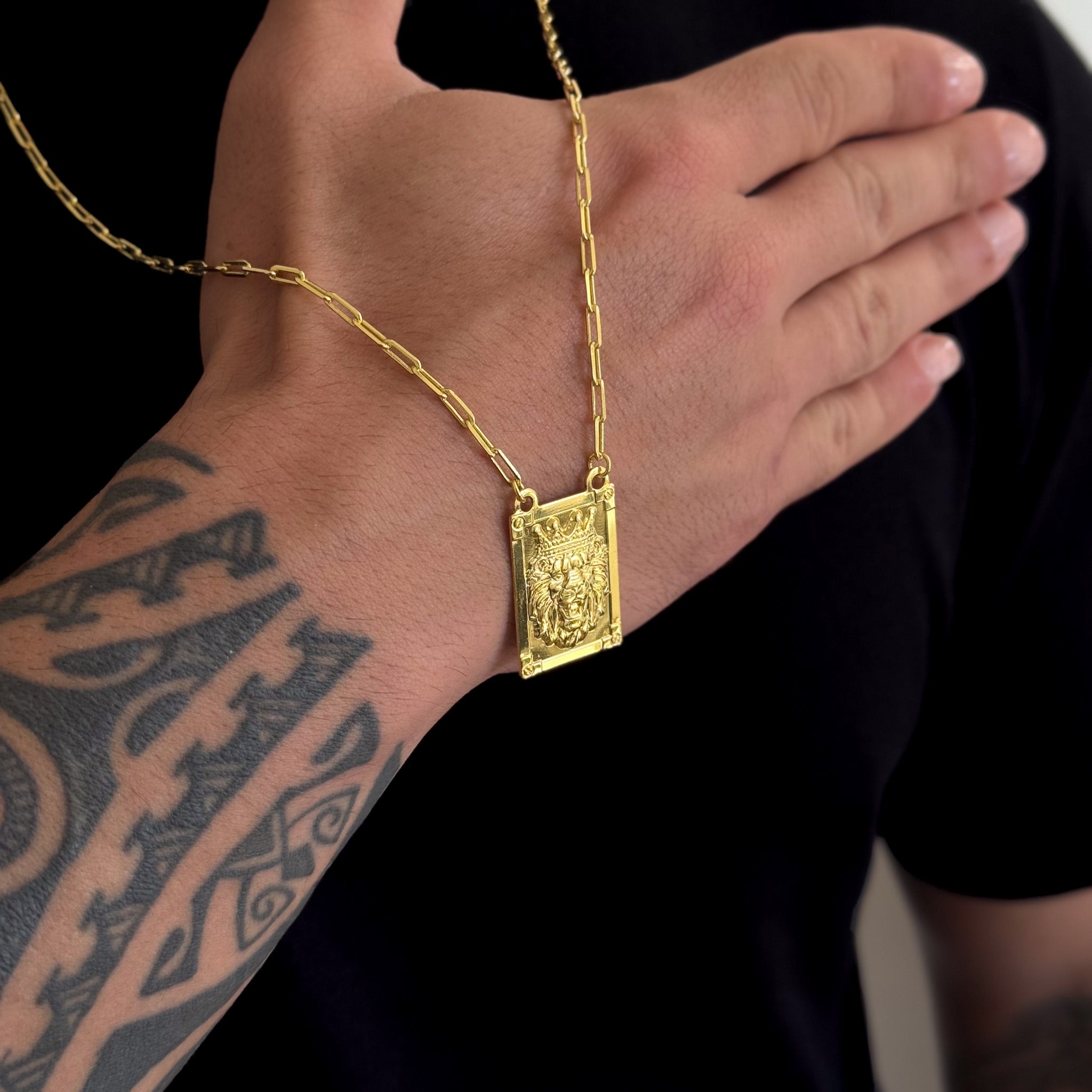 Escapulário Cadeado Alongado Leão De Judá 2mm 16gr 70cm Banhado A Ouro 18k