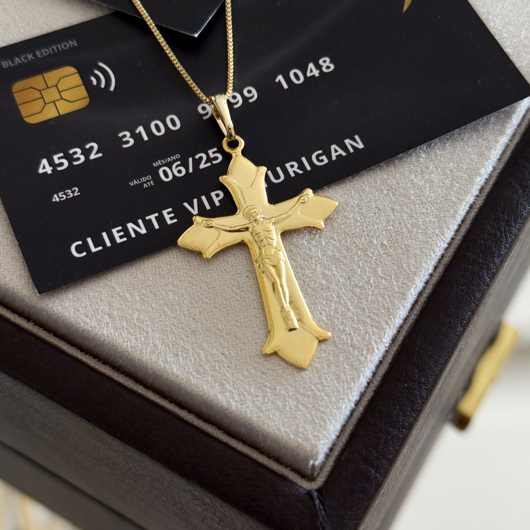 Pingente Crucifixo Vitoriano Com Jesus Detalhado 4,5x3cm Banhado A Ouro 18k