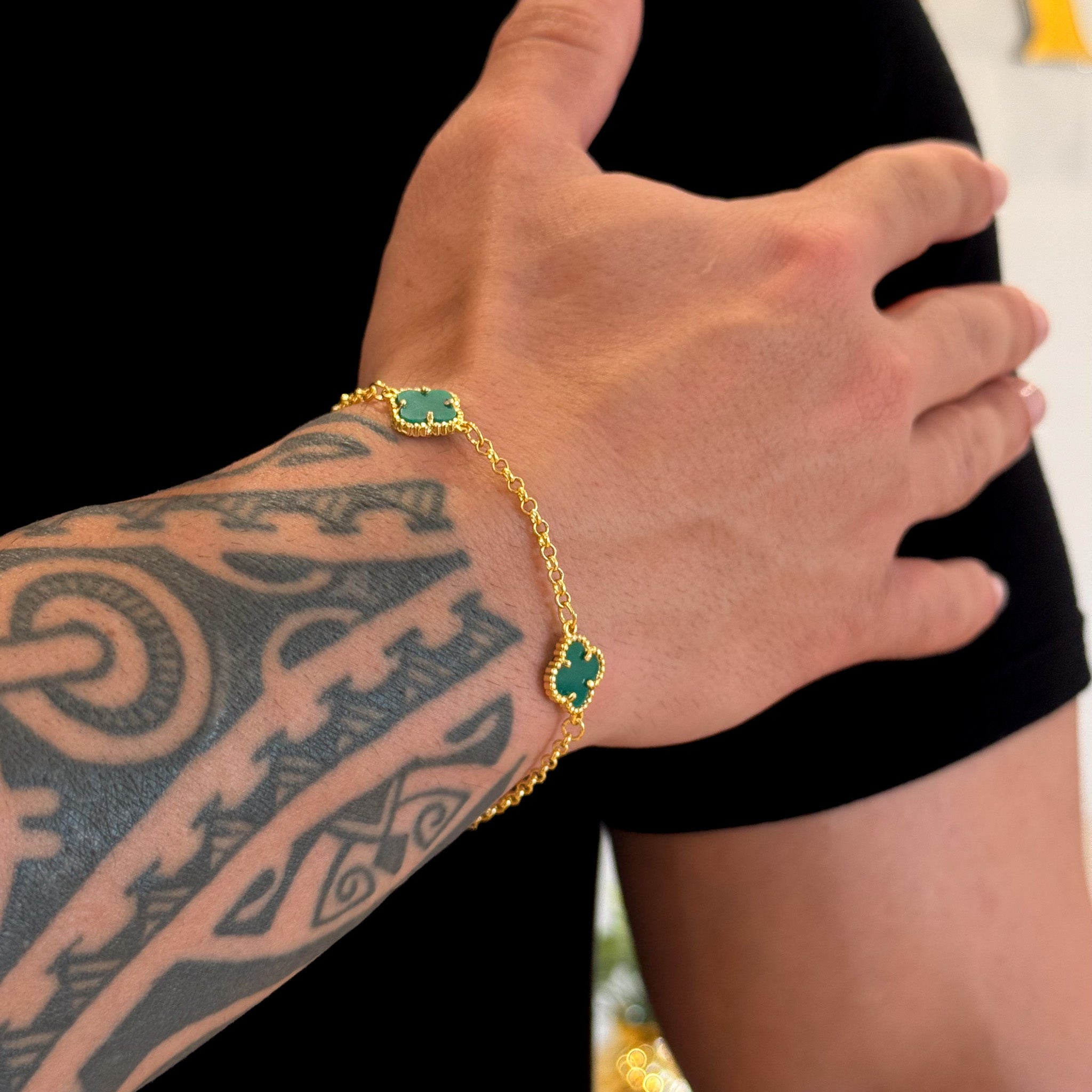 Kit Corrente e Pulseira Elo Português 2mm Trevo Esmeralda Banhado A Ouro 18k
