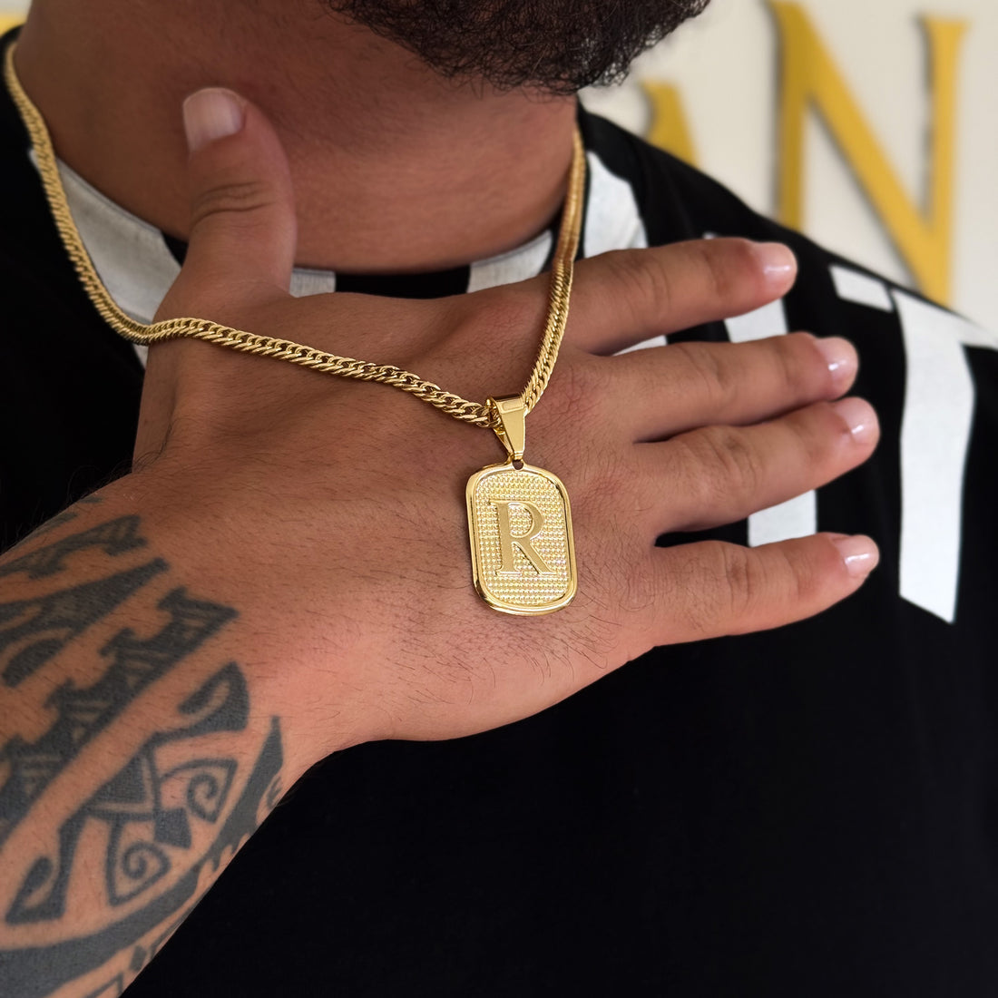 Colar Plaquinha De Letra - Corrente Lacraia 4mm Banhado A Ouro 18k