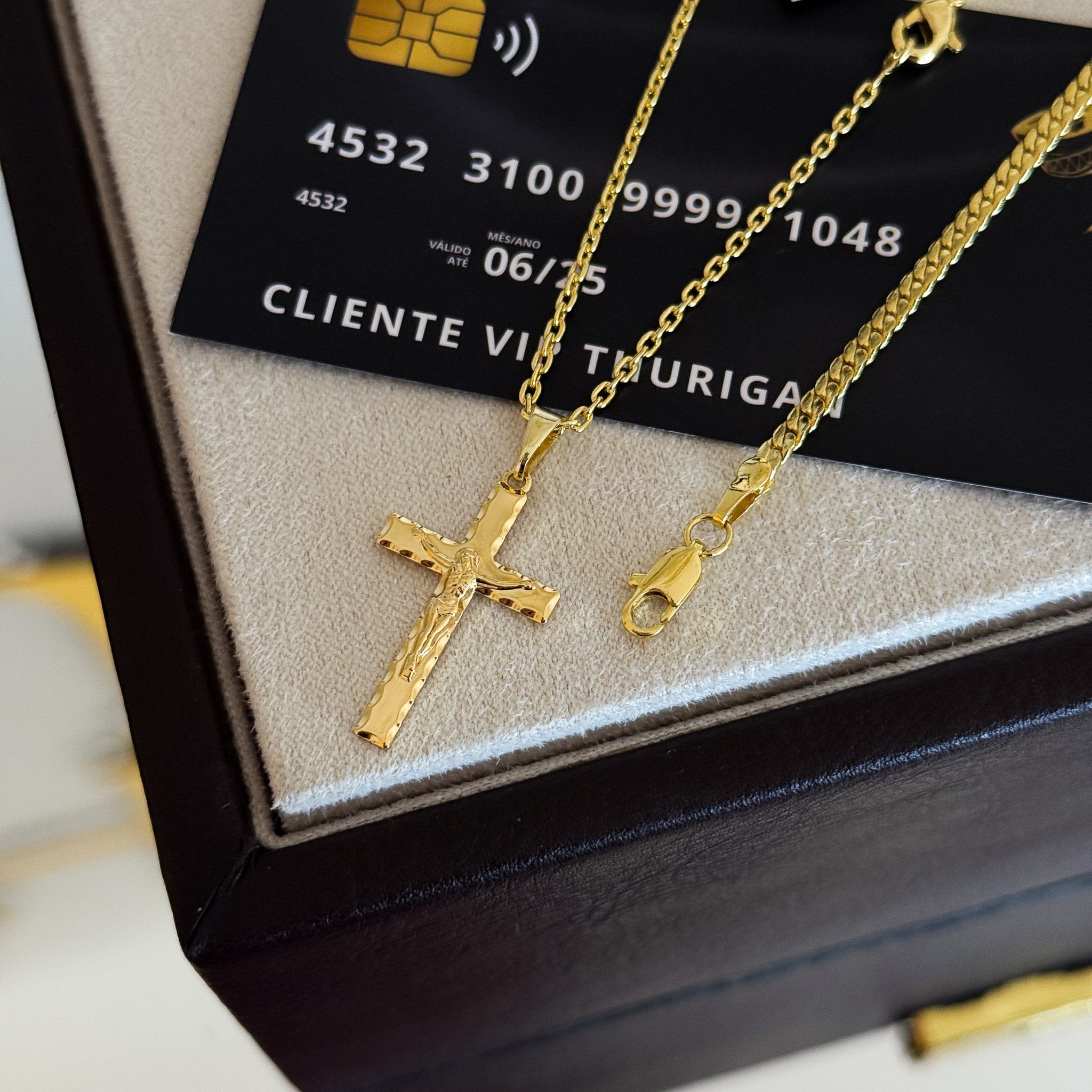 Colar Crucifixo Jesus Na Cruz - Corrente Cadeado e Pulseira Grumet Flat Banhado A Ouro 18k