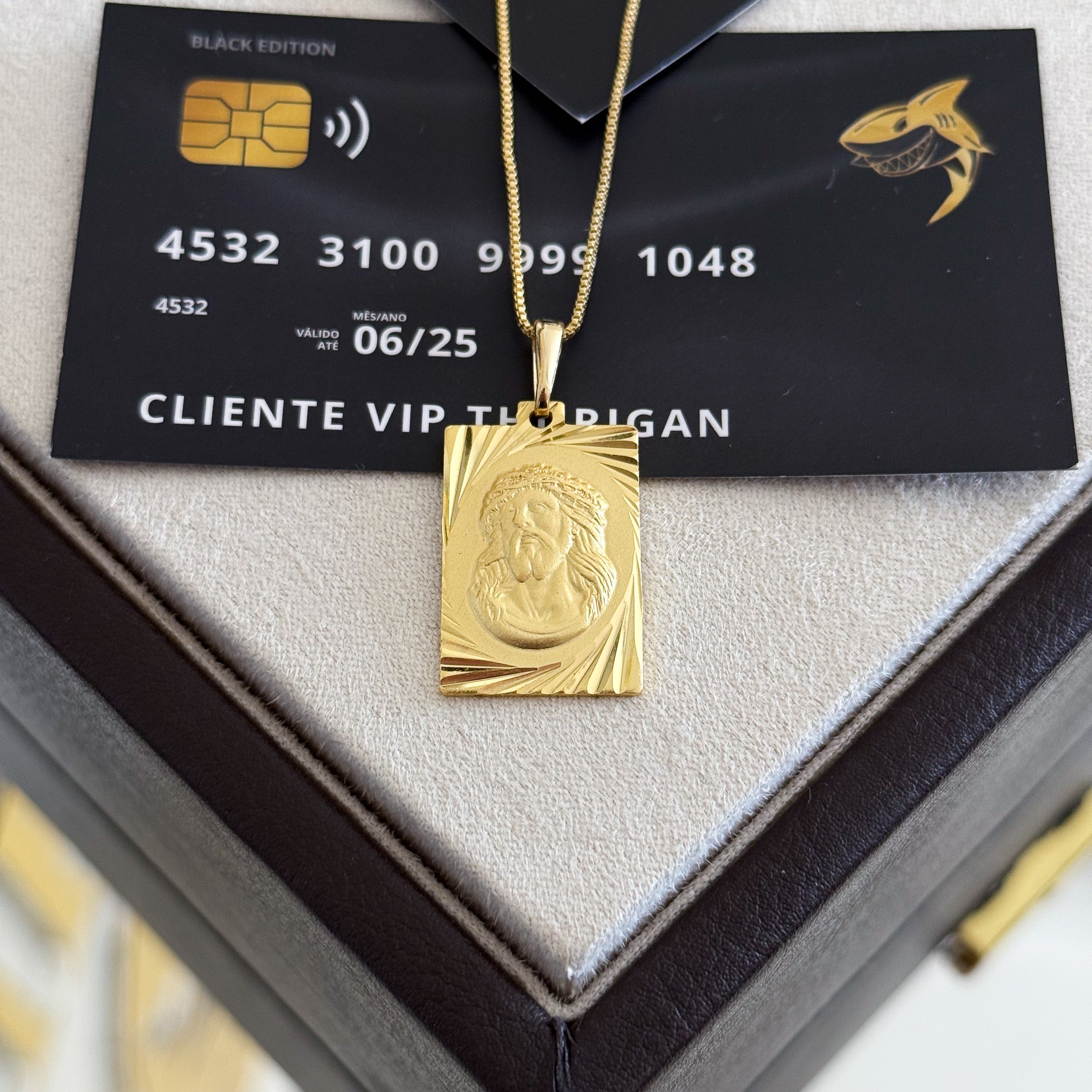 Pingente Plaquinha Jesus Cristo Diamantado 3x2,5cm Banhado A Ouro 18k