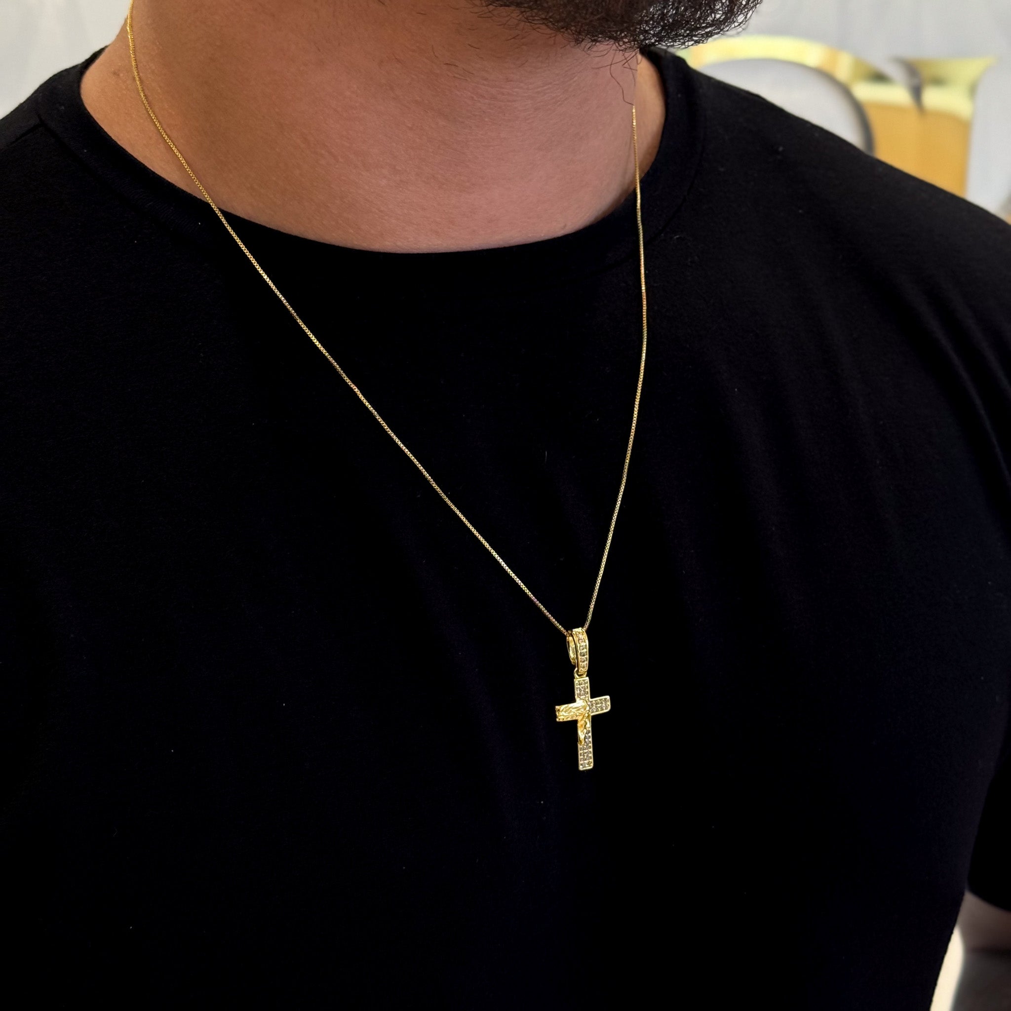 Colar Crucifixo Face De Cristo Cravejado - Corrente Veneziana e Pulseira Cadeado Alongado Banhado A Ouro 18k