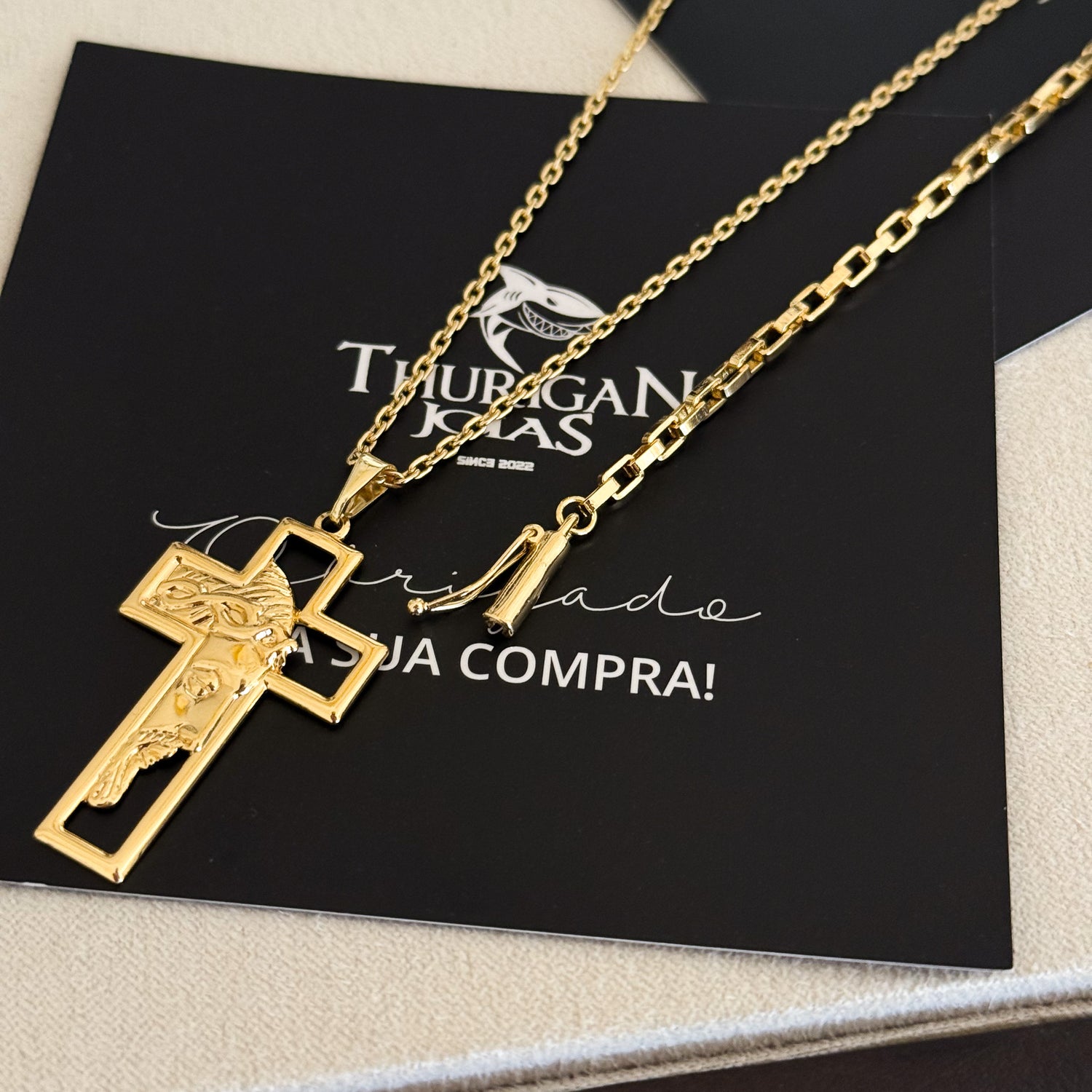 Colar Crucifixo Com Jesus Vazado - Corrente Cadeado e Pulseira Veneziana Banhado A Ouro 18k