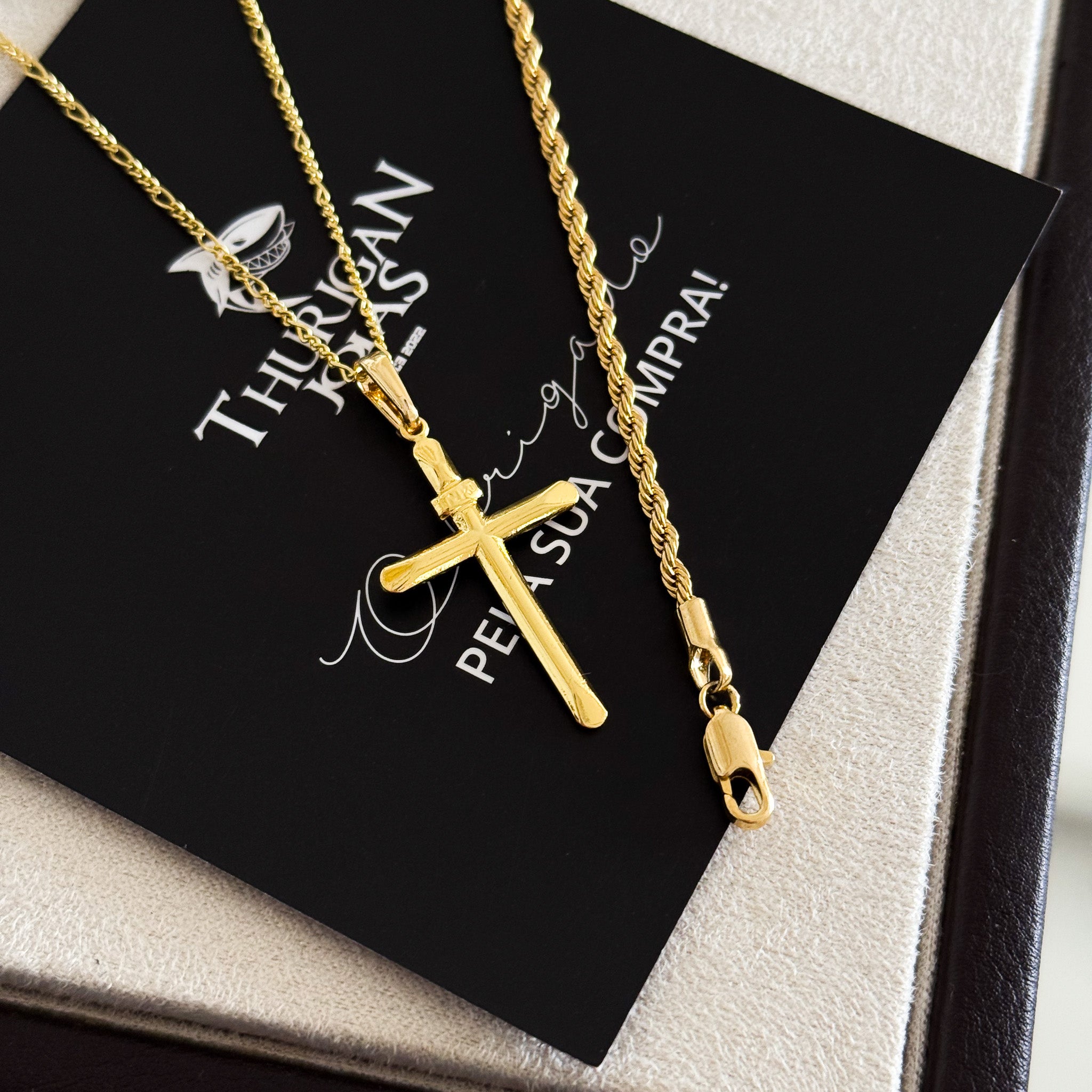 Colar Crucifixo Palito Liso Inri - Corrente 3 Por 1 Fígaro e Pulseira Baiana Banhado A Ouro 18k