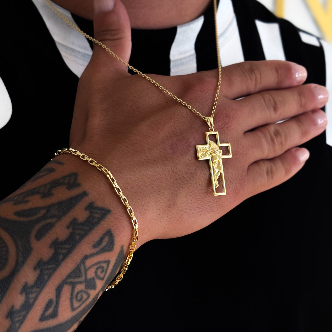 Colar Crucifixo Com Jesus Vazado - Corrente Cadeado e Pulseira Veneziana Banhado A Ouro 18k