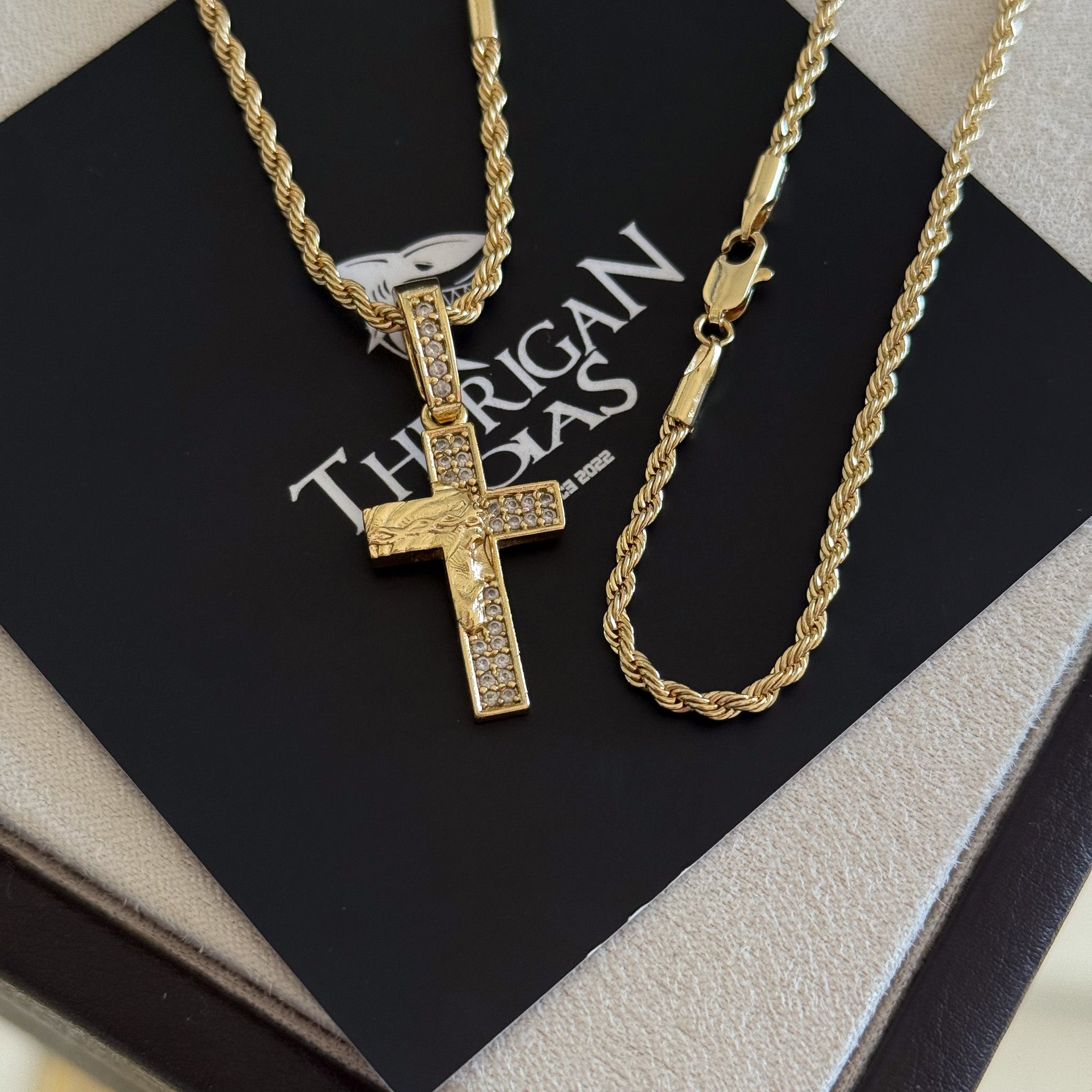 Colar Crucifixo Face De Cristo Cravejado P - Corrente e Pulseira Baiana Banhado A Ouro 18k