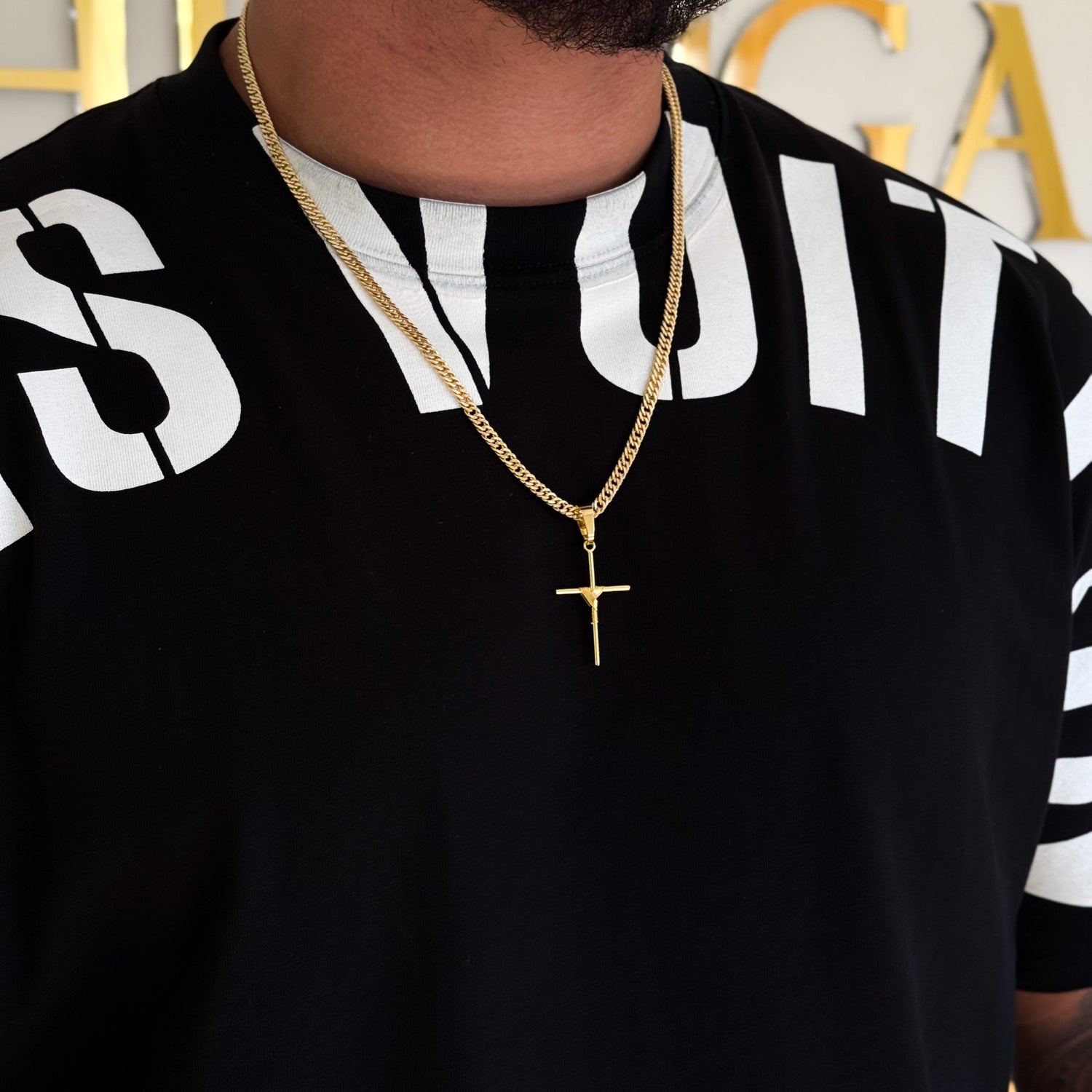 Colar Crucifixo Palito M - Corrente Lacraia 4mm Banhado A Ouro 18k