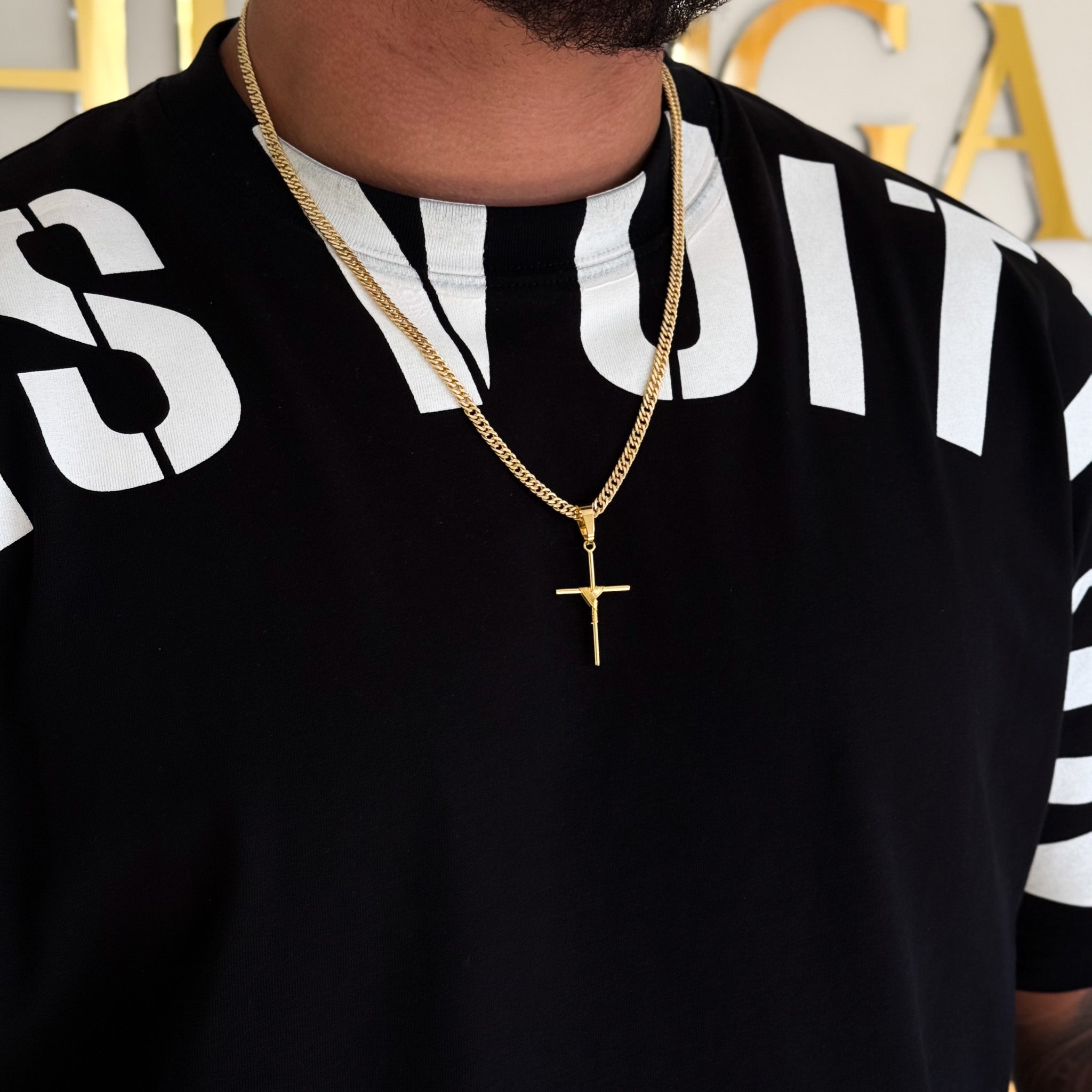 Colar Crucifixo Palito M - Corrente Lacraia 4mm Banhado A Ouro 18k