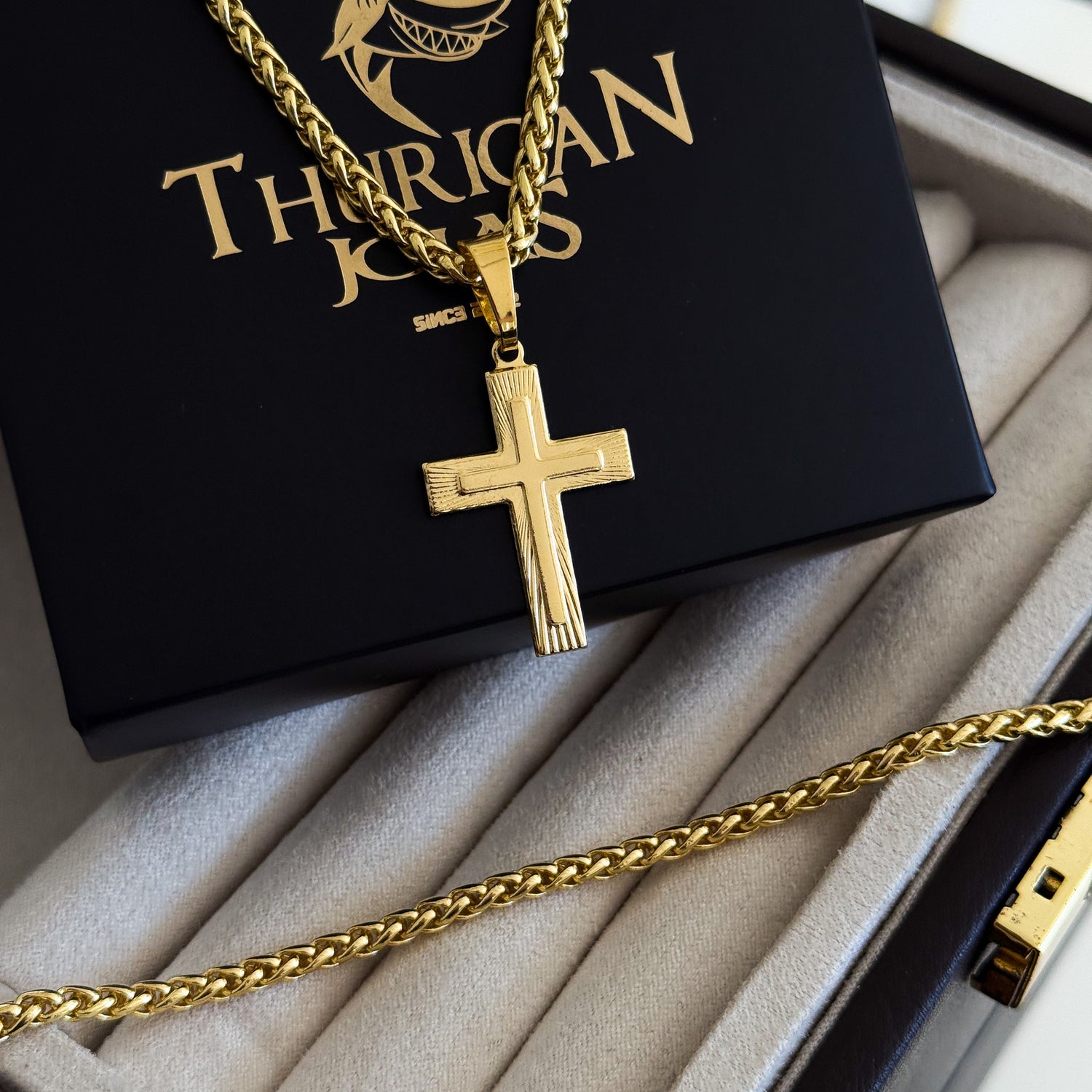 Colar Crucifixo Em Alto Relevo - Corrente e Pulseira Palmeira Banhado A Ouro 18k