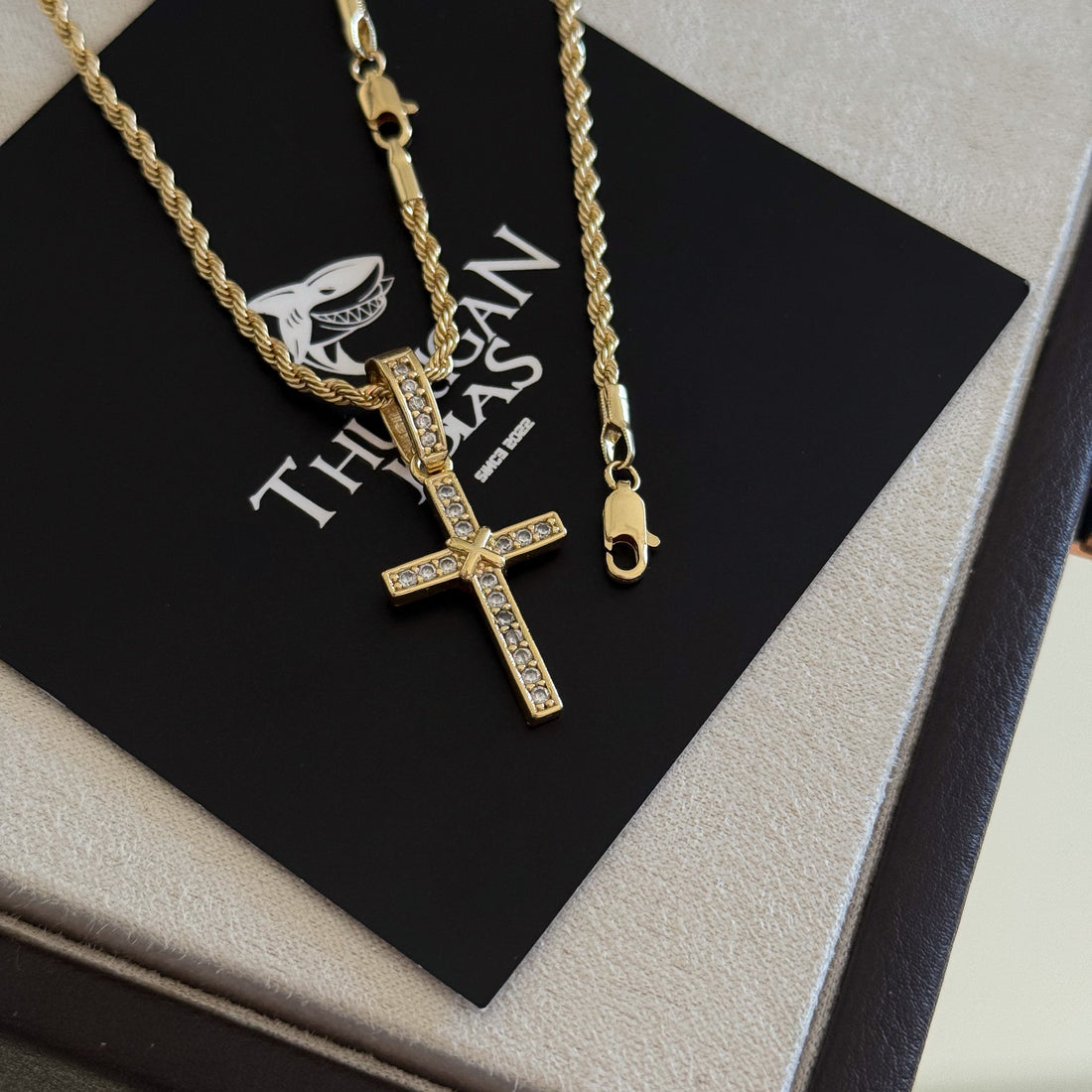 Colar Crucifixo Amarrado Cravejado - Corrente e Pulseira Baiana Banhado A Ouro 18k