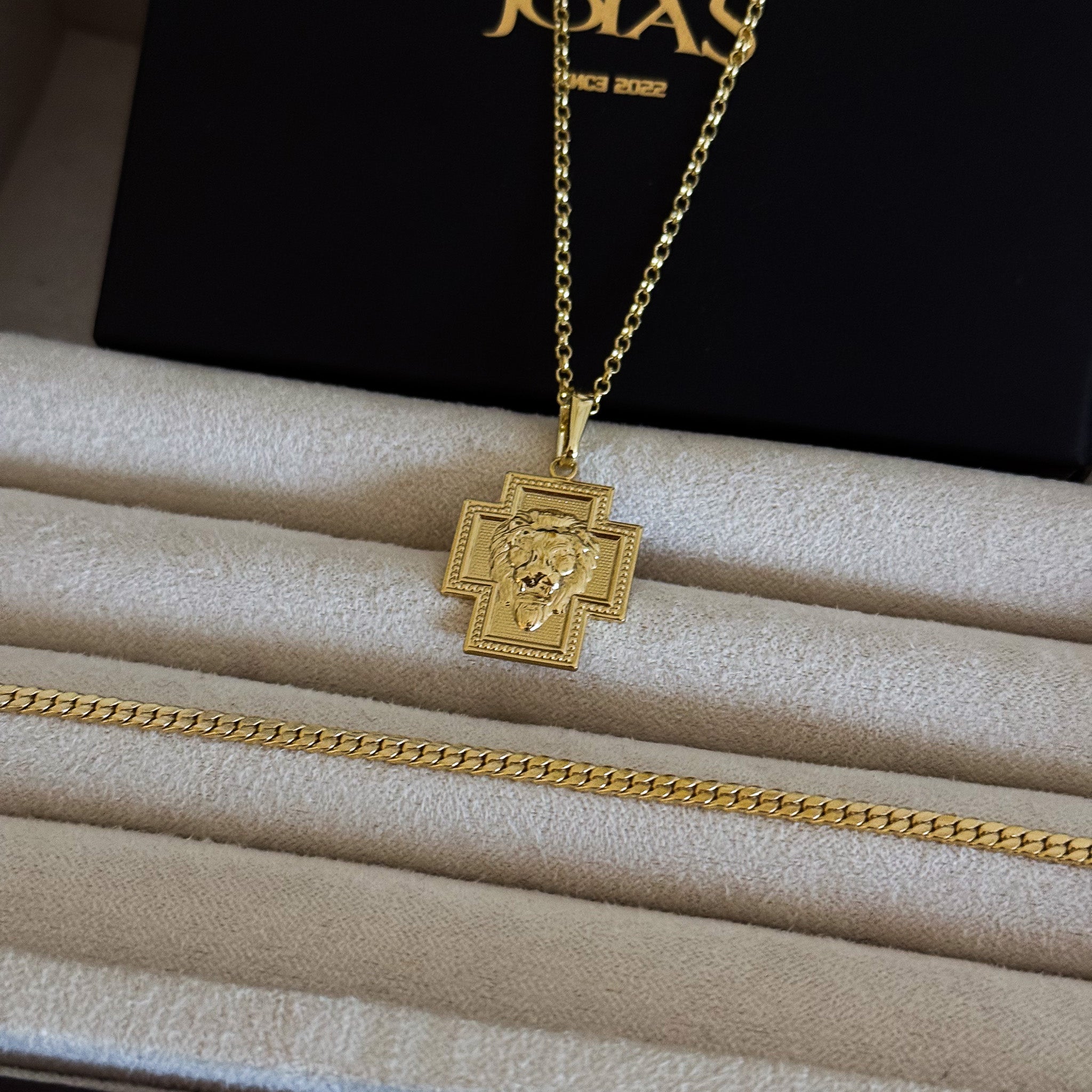 Colar Crucifixo Leão de Judá - Corrente Elo Português e Pulseira Grumet Flat 3mm Banhado A Ouro 18k
