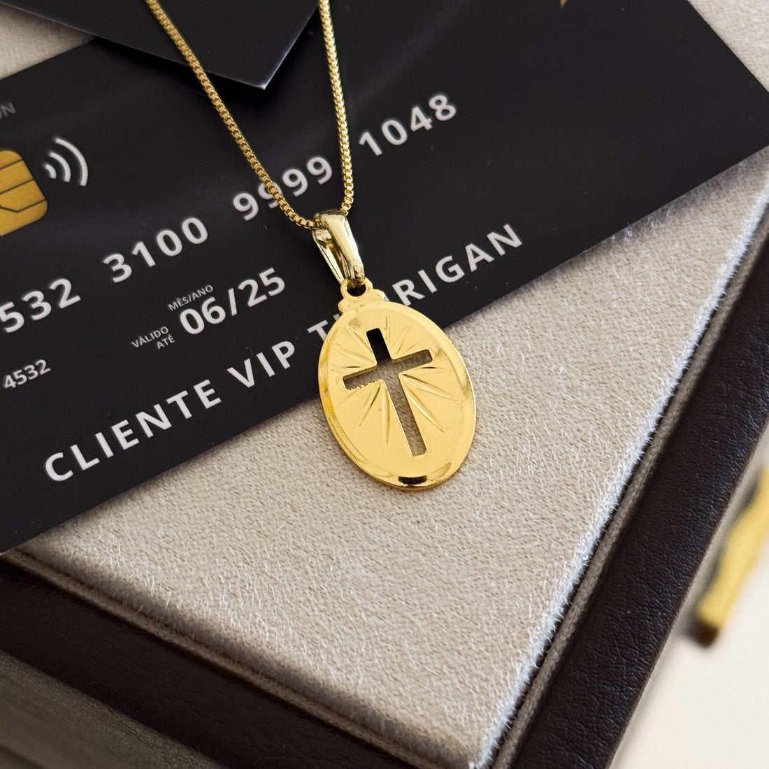 Pingente Plaquinha Oval Crucifixo Vazado 2x1,5cm Banhado A Ouro 18k