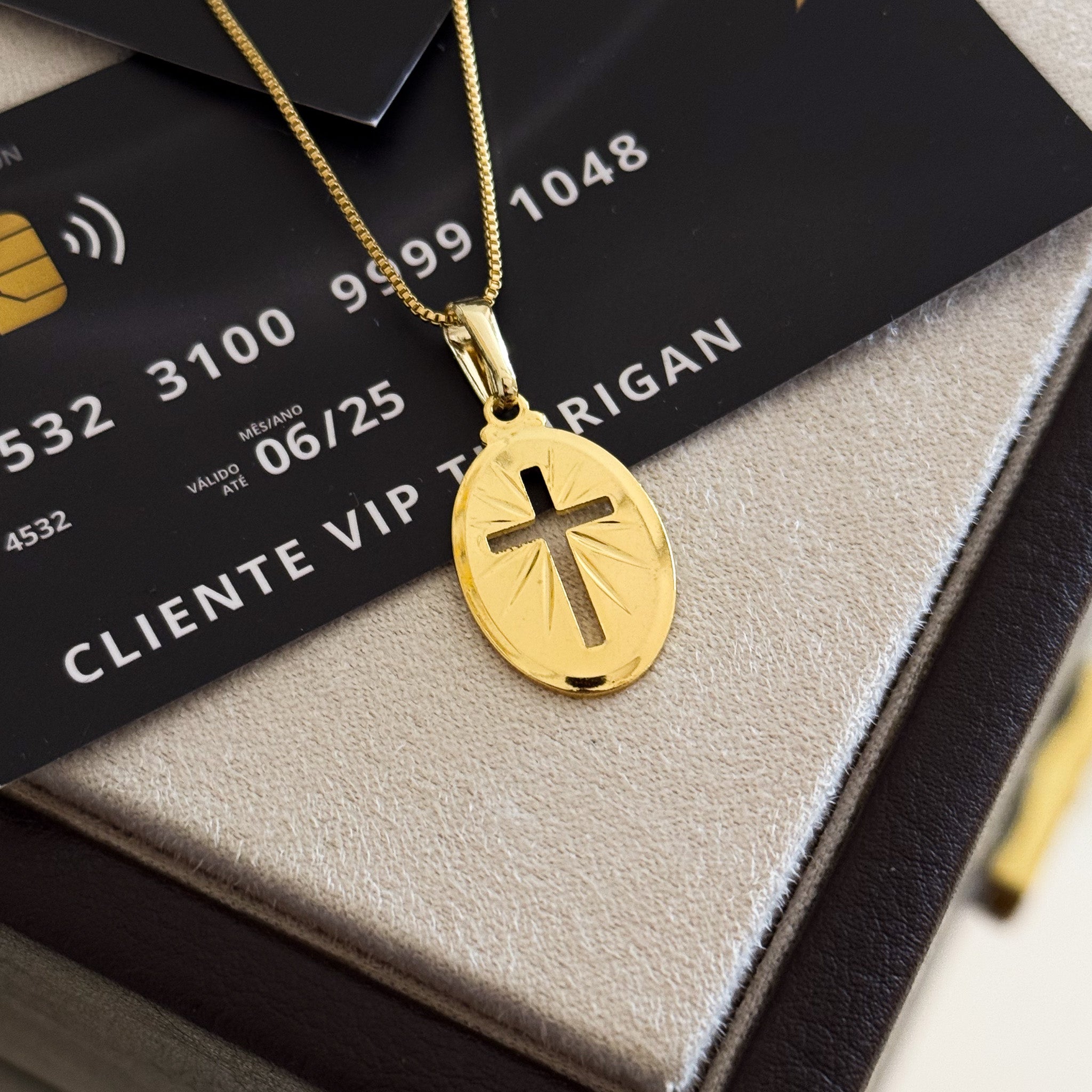 Pingente Plaquinha Oval Crucifixo Vazado 2x1,5cm Banhado A Ouro 18k