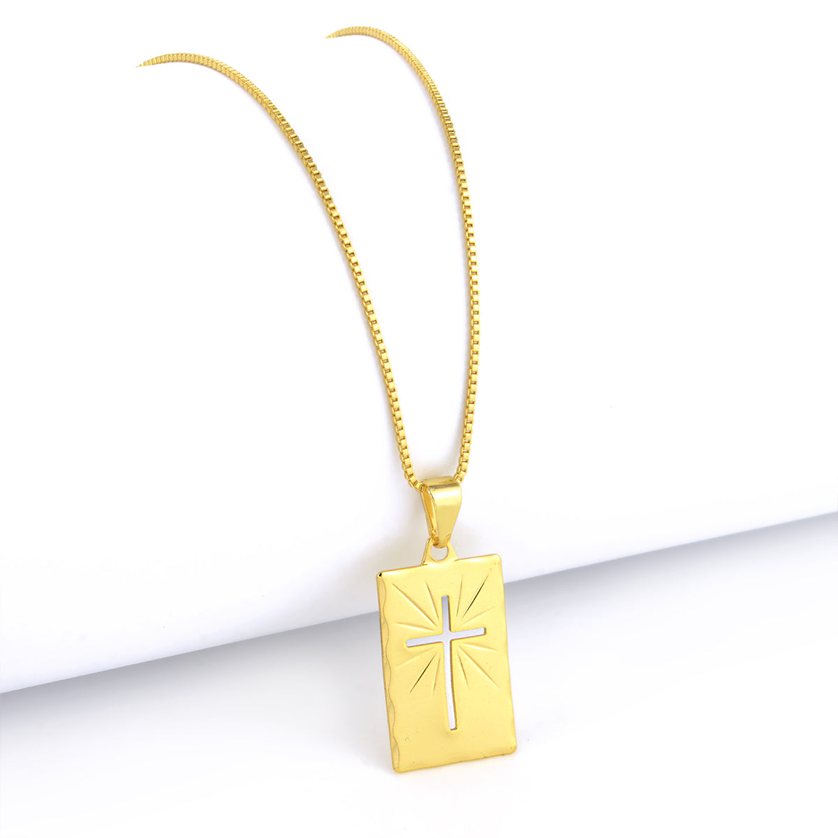 Pingente Plaquinha Crucifixo Vazado 2,0x1,7cm Banhado A Ouro 18k