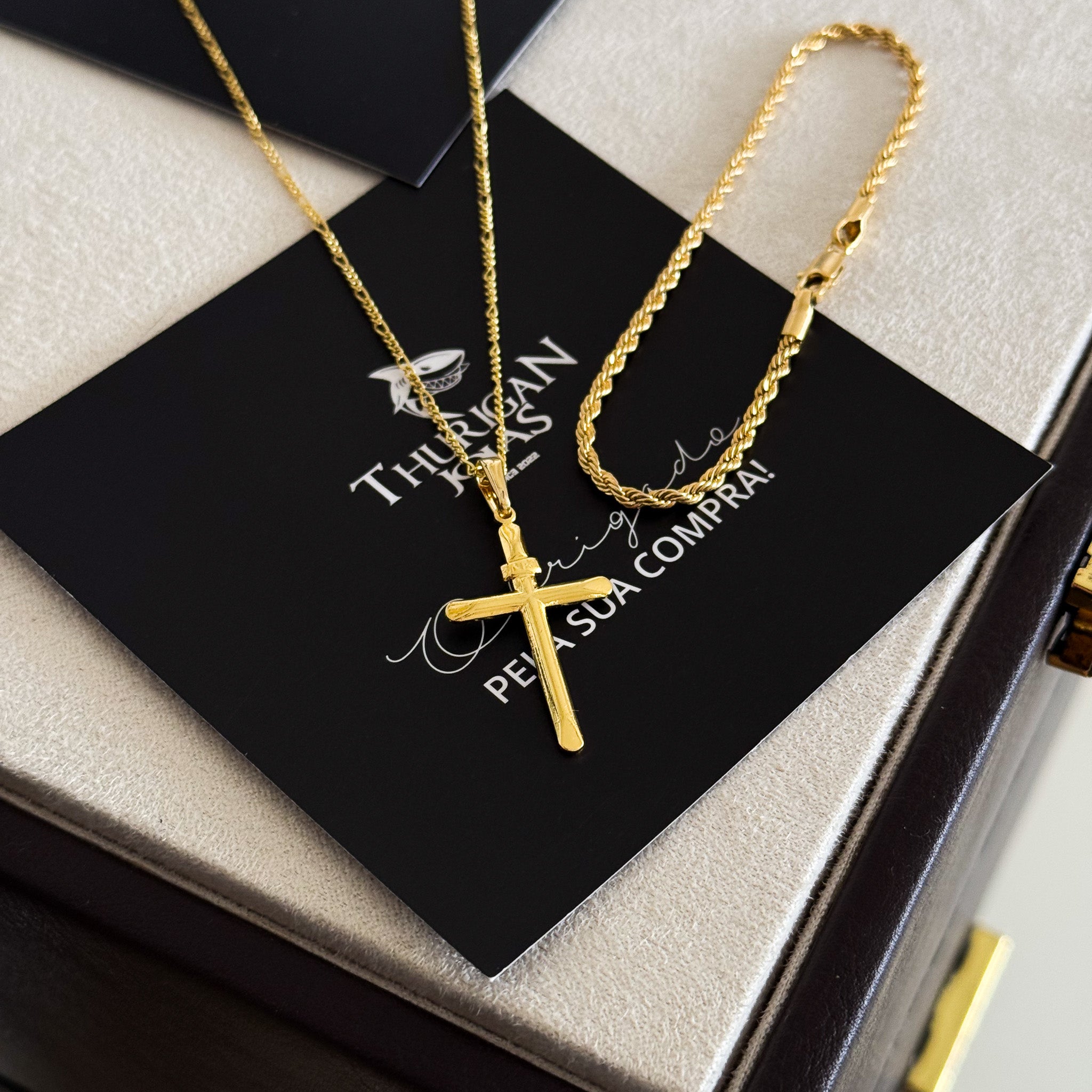 Colar Crucifixo Palito Liso Inri - Corrente 3 Por 1 Fígaro e Pulseira Baiana Banhado A Ouro 18k