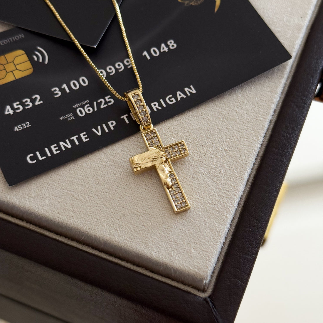 Pingente Crucifixo Face de Cristo Cravejado P 2,5x1,5cm Banhado A Ouro 18k