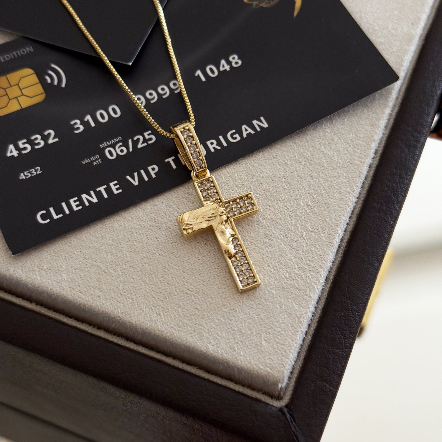 Pingente Crucifixo Face de Cristo Cravejado P 2,5x1,5cm Banhado A Ouro 18k