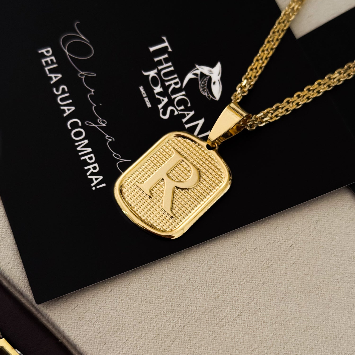 Colar Plaquinha De Letra - Corrente Cadeado Duplo Banhado A Ouro 18k