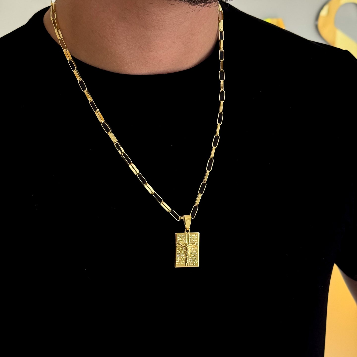Colar Plaquinha Jesus Crucificado - Corrente Elo Alongado Banhado A Ouro 18k