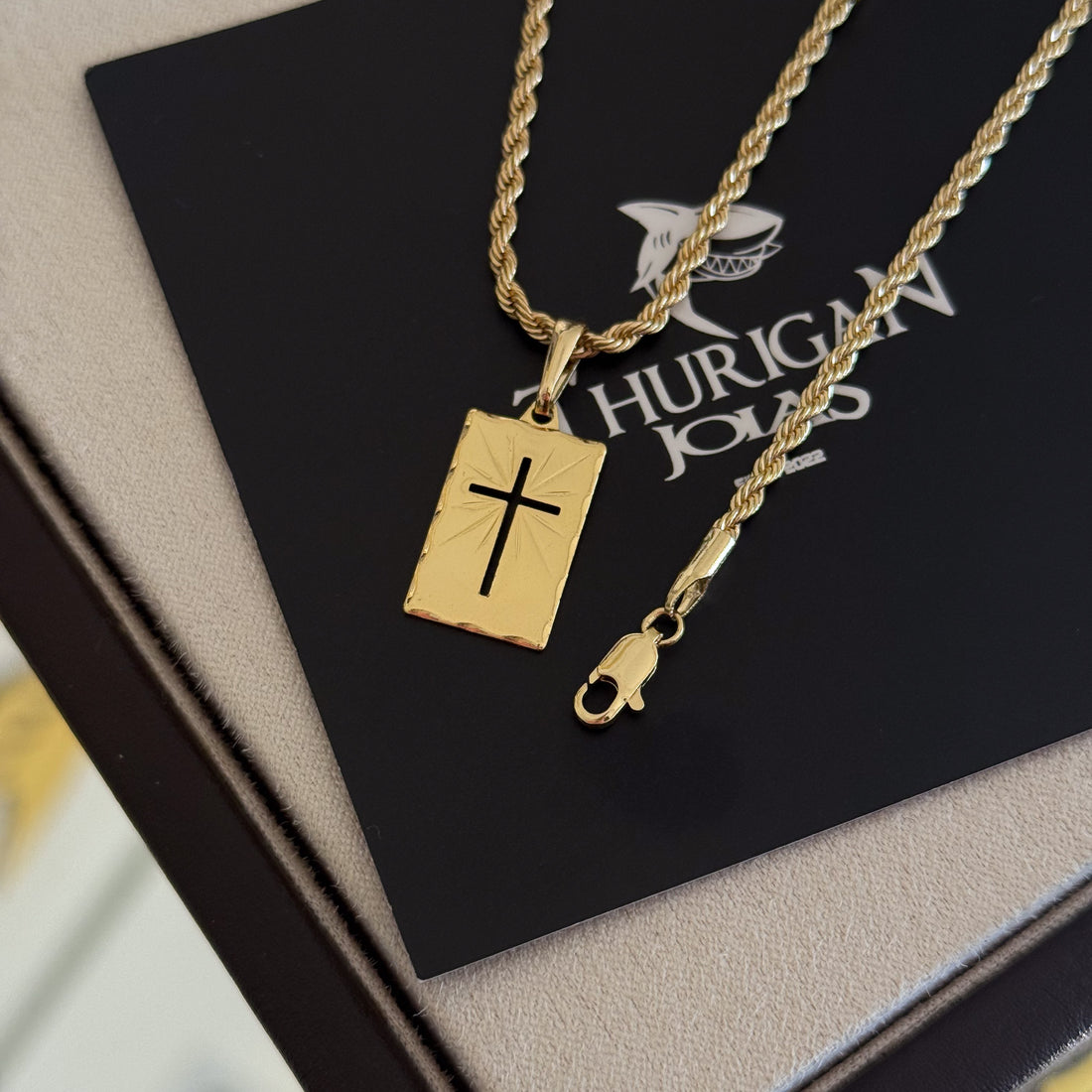 Colar Plaquinha Crucifixo Vazado - Corrente e Pulseira Baiana Banhado A Ouro 18k