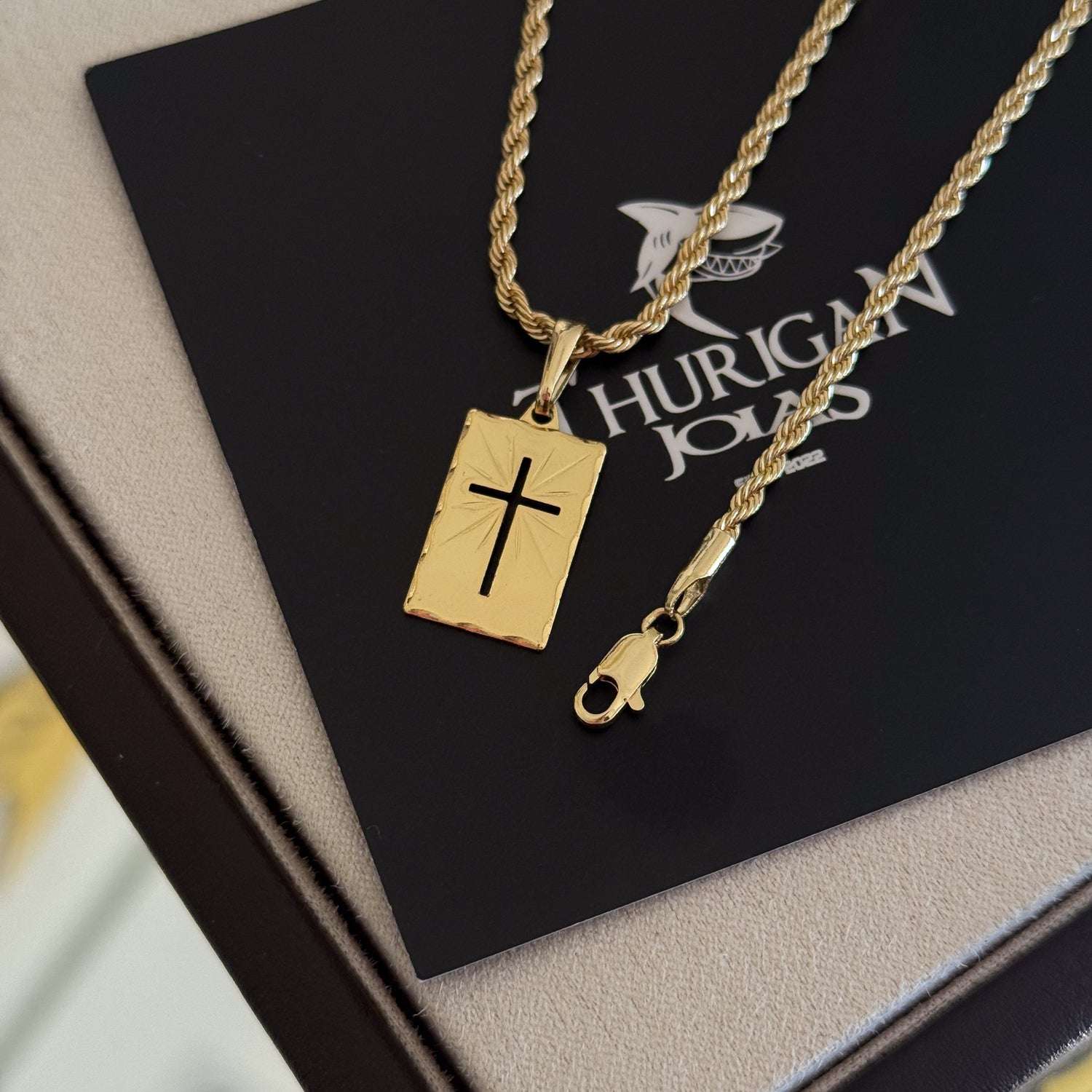 Colar Plaquinha Crucifixo Vazado - Corrente e Pulseira Baiana Banhado A Ouro 18k