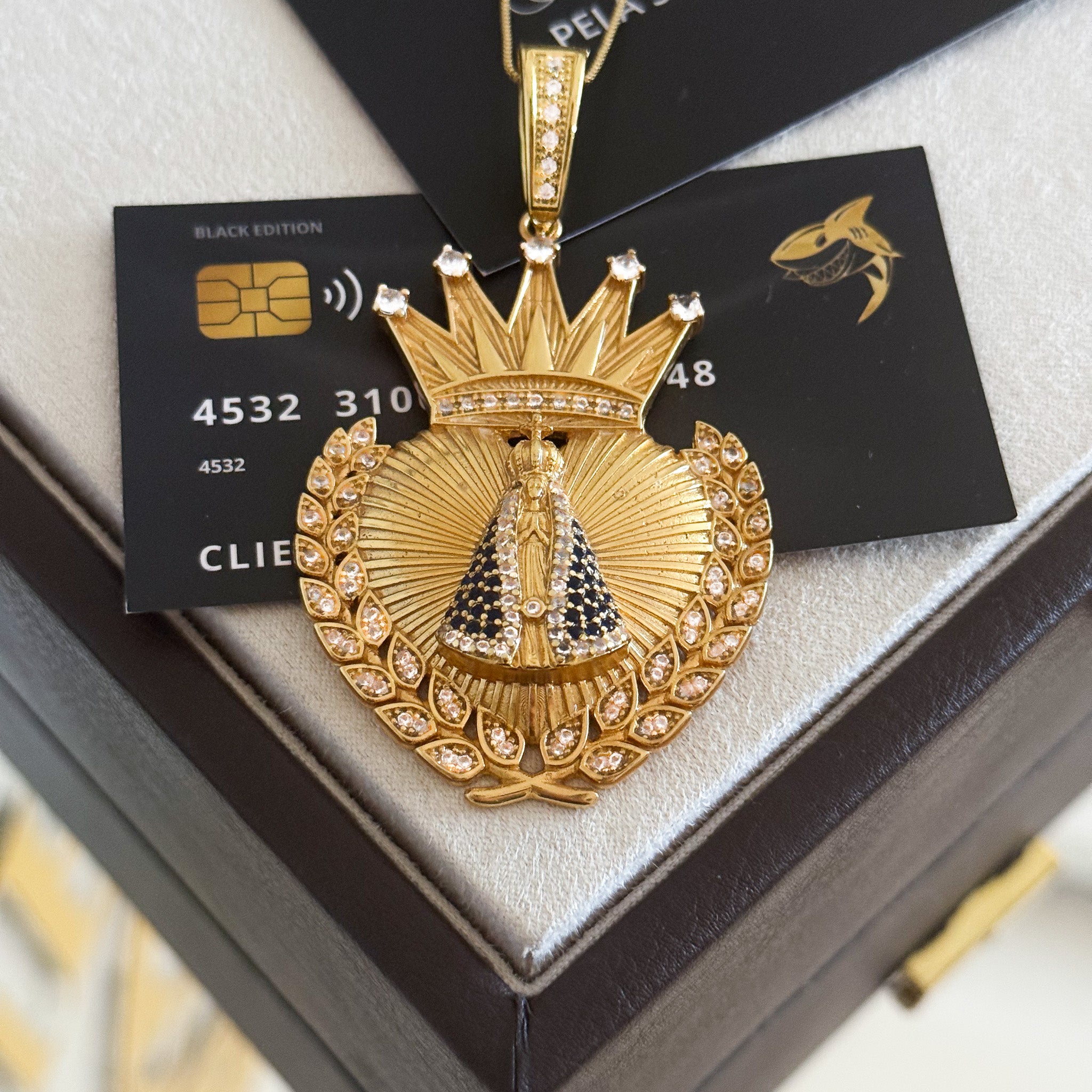 Pingente Coração N. Sra. Aparecida Cravejado 6,5x5cm Banhado A Ouro 18k
